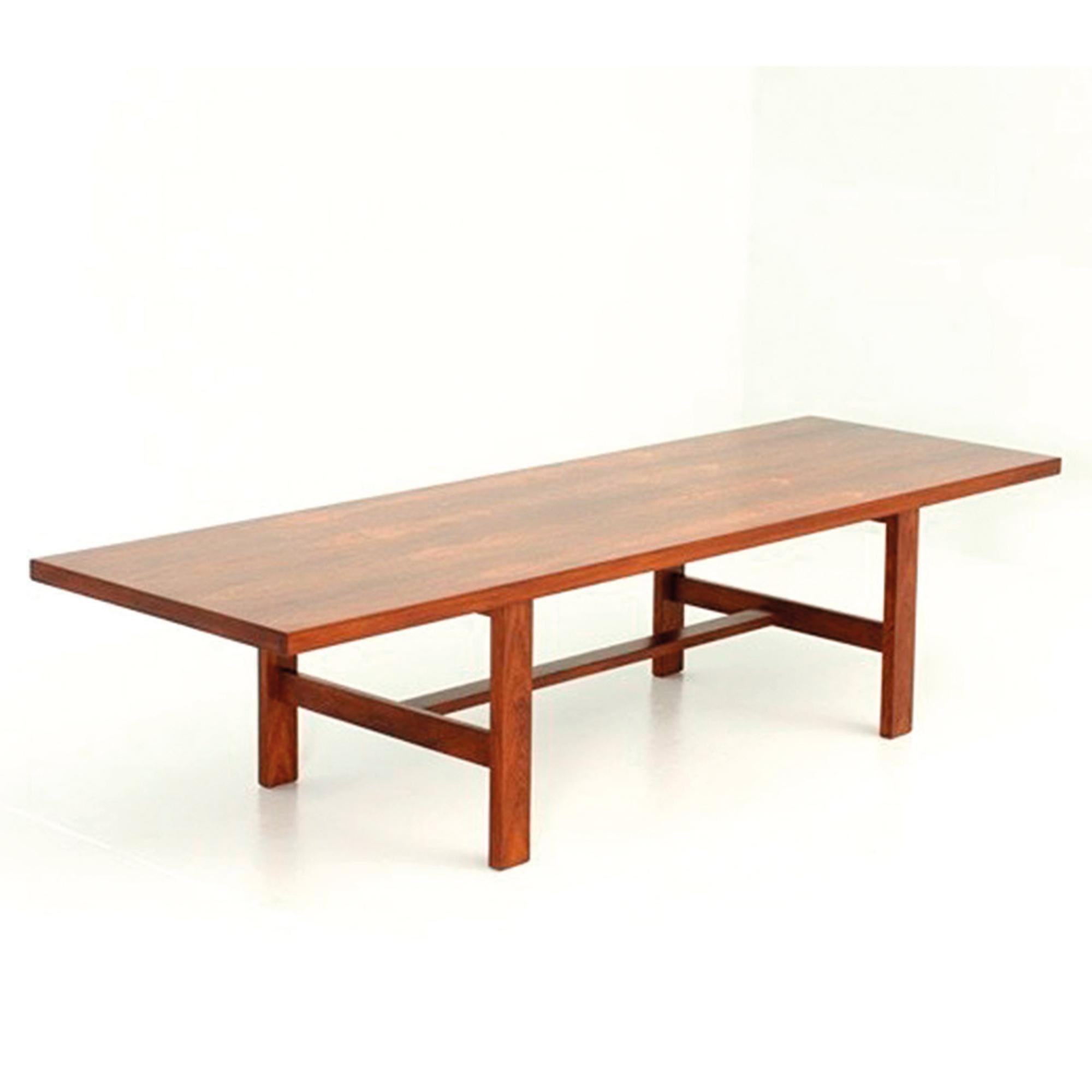 El diseño limpio y los materiales de calidad caracterizan esta mesa de salón. El palisandro tiene un notable veteado contrastado que da calidez a esta mesa de proporciones generosas, que quedará ideal delante de un sofá y uno o dos pares de