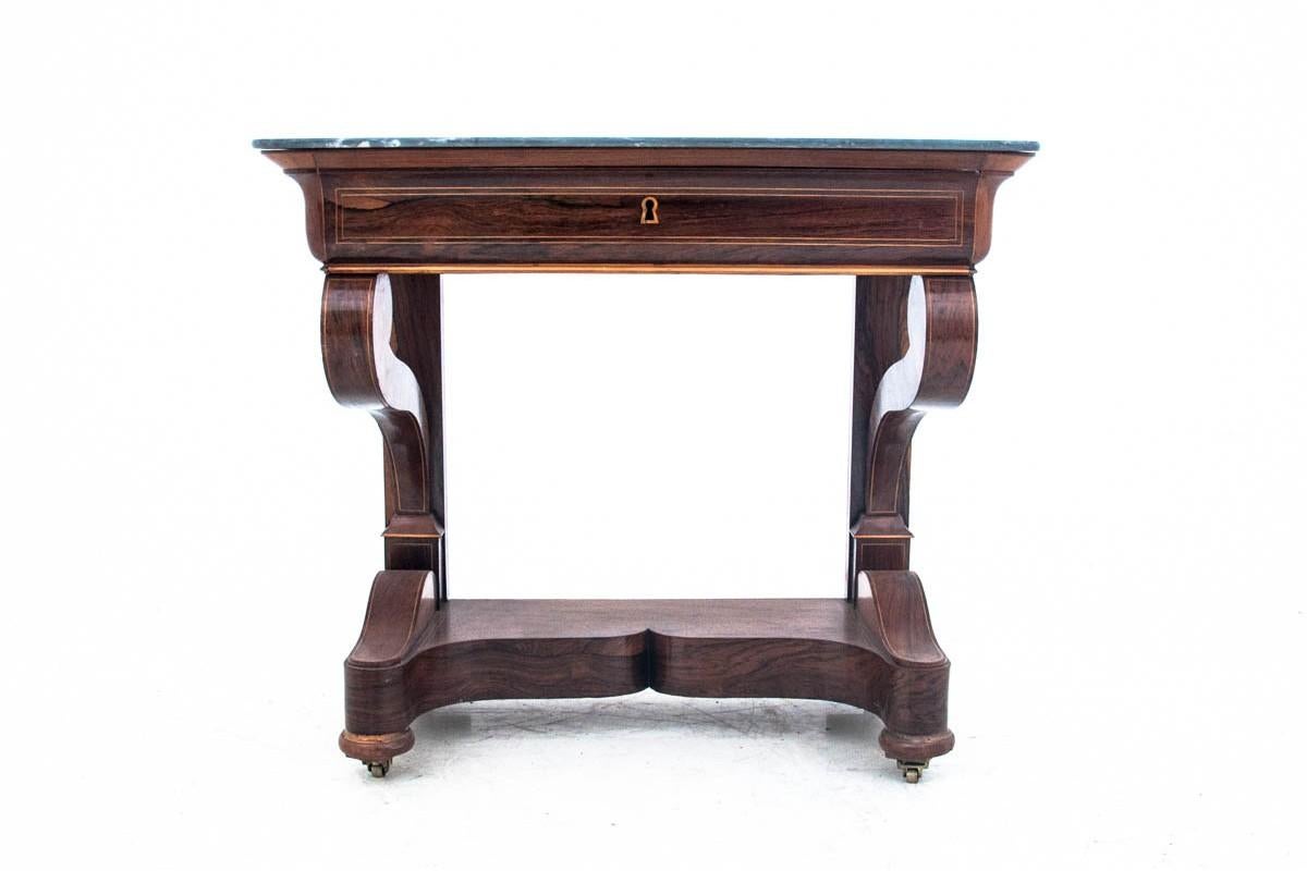 Rosewood console, France, circa 1880.

Very good condition.

Dimensions: height: 75 cm, width: 85 cm, depth: 45 cm.