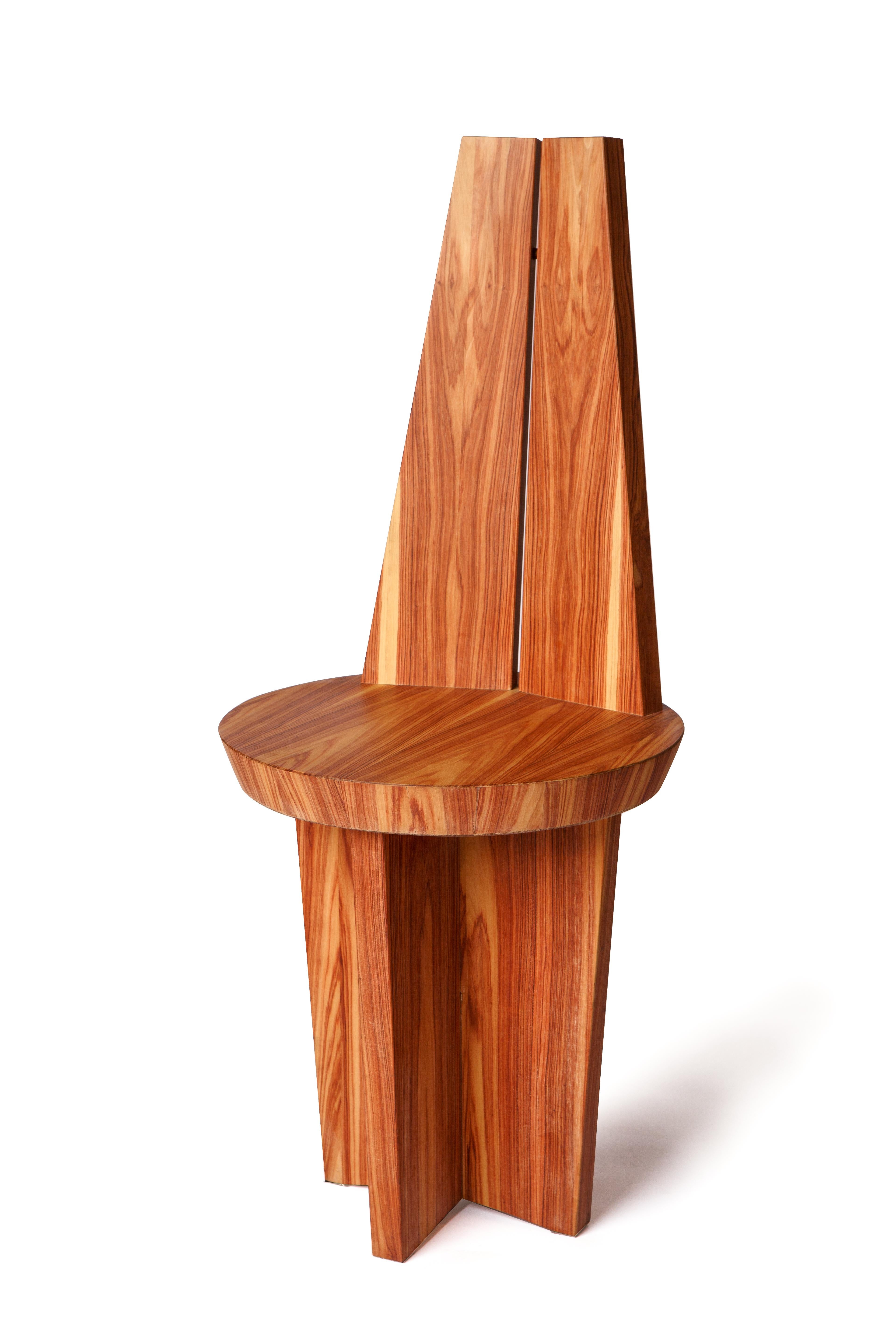 La chaise Povera s'inspire de l'intemporalité du mobilier folklorique traditionnel. 
Sa forme est presque une petite sculpture qui nous ramène au passé, aux racines de nos terres, à la culture artisanale, aux matériaux simples et aux formes