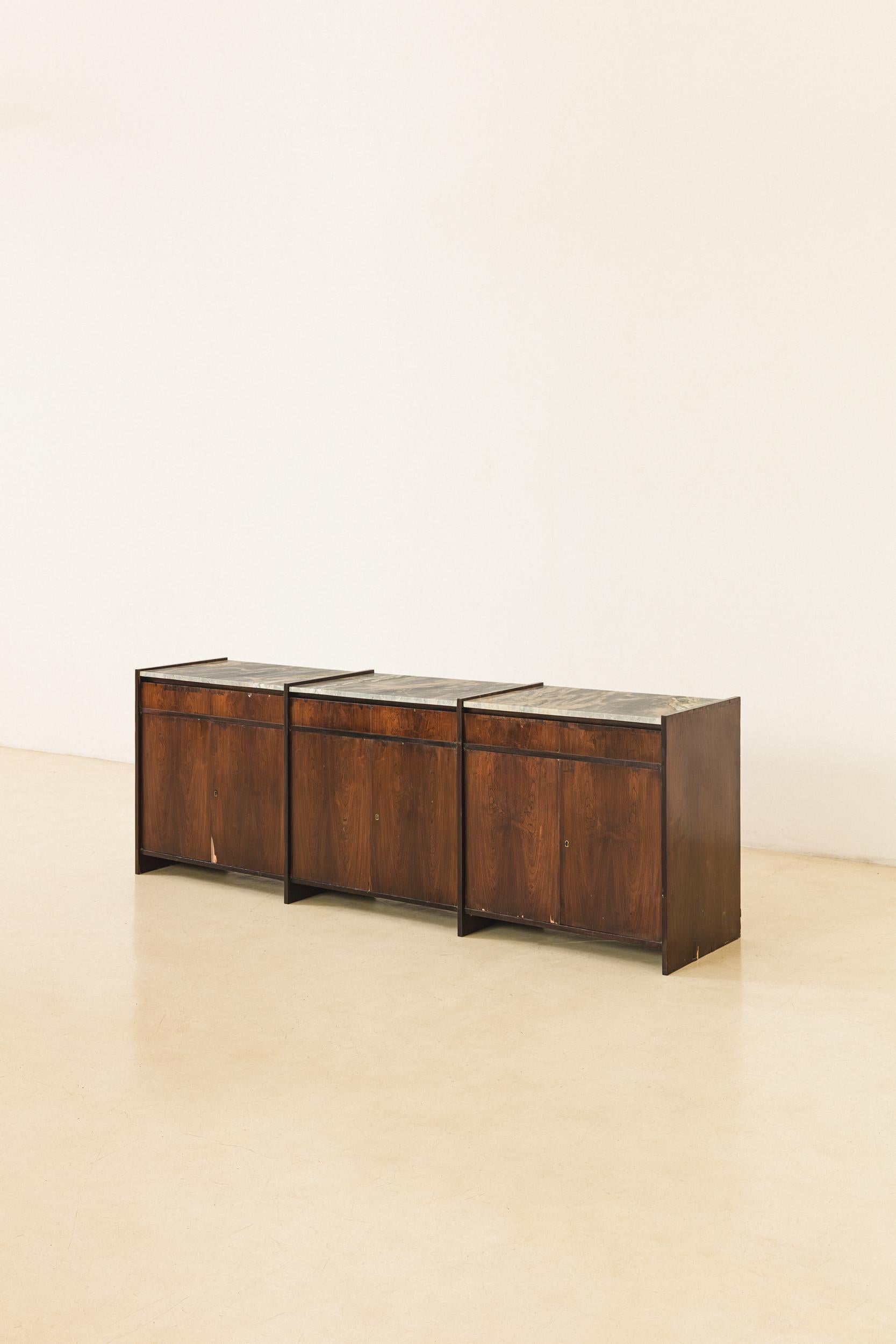 Questa credenza in palissandro è stata prodotta dall'azienda brasiliana Celina Decorações negli anni Sessanta.

Questa tipologia di mobili era molto comune a metà del secolo scorso, comparendo in diversi progetti di interni pubblicati nelle più note