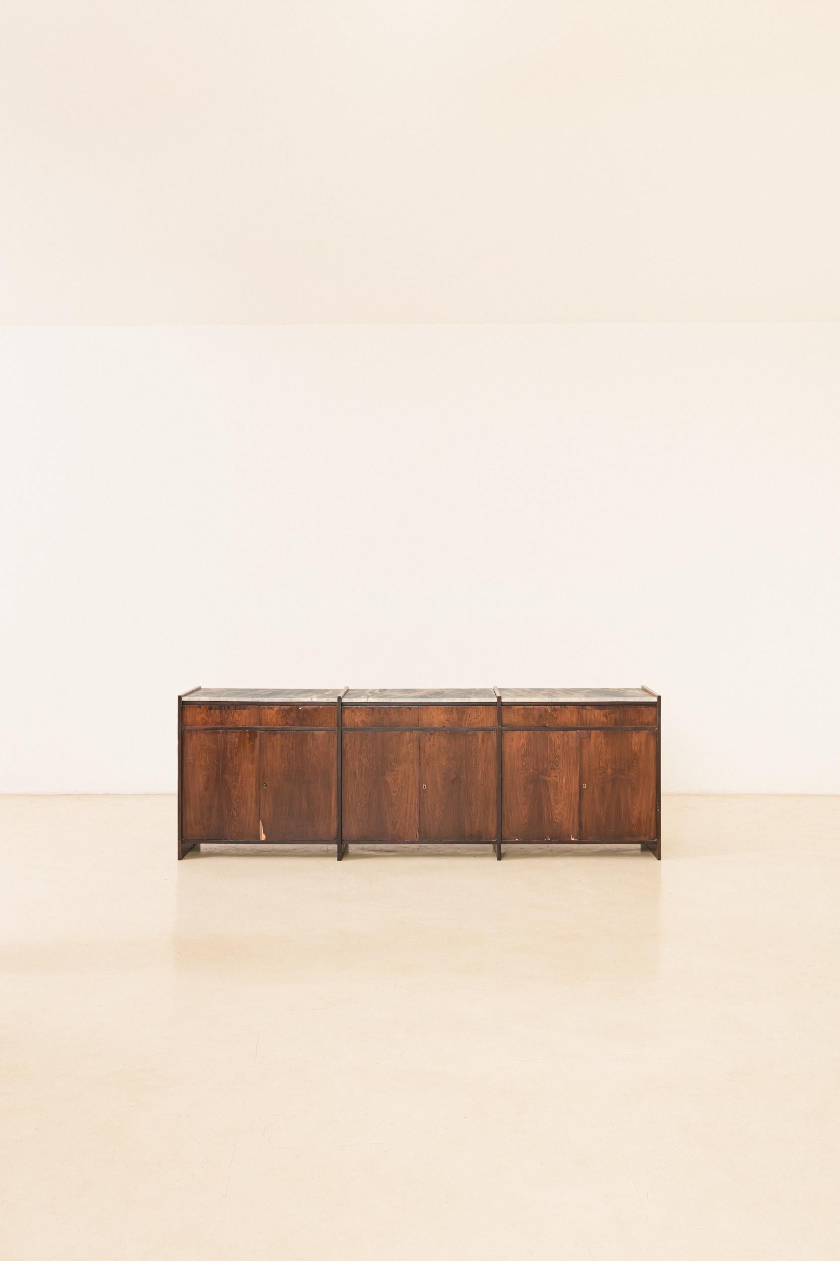 Mid-Century moderno Credenza in palissandro di Celina Decorações, design brasiliano del metà secolo, anni '60 in vendita