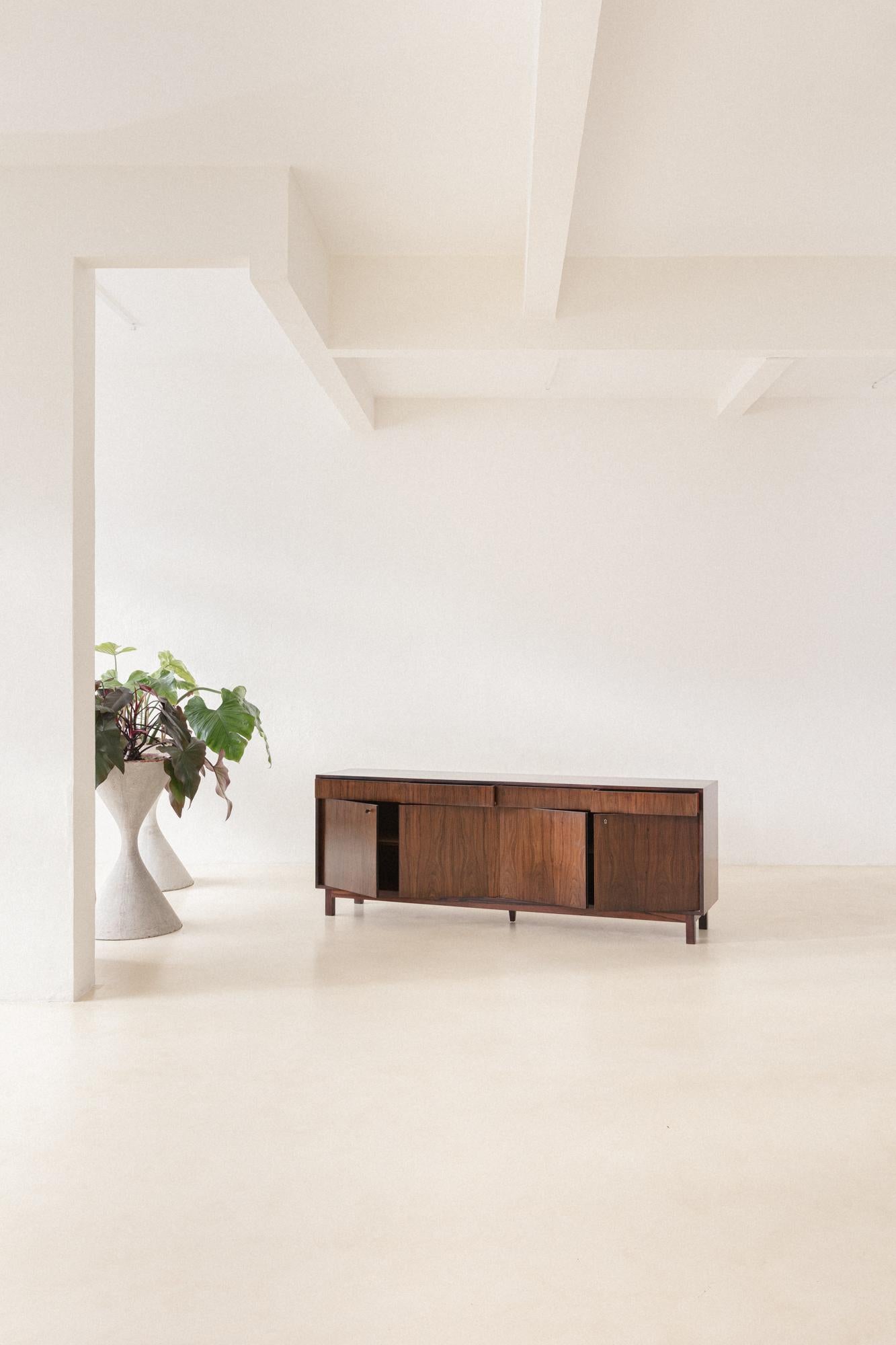 Anrichte aus Rosenholz von Celina Decoraes, brasilianisches Mid-Century-Design, 1960er Jahre (Brasilianisch) im Angebot