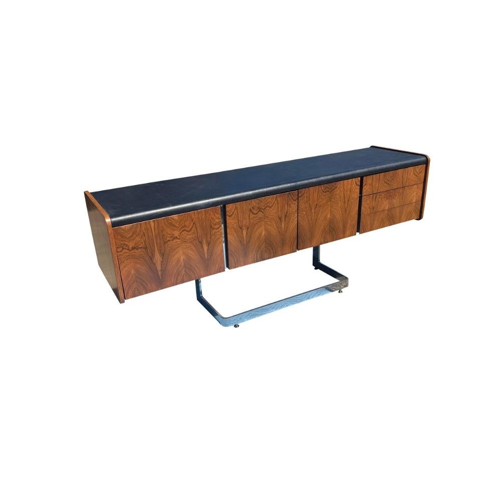 Credenza in palissandro di Ste. Marie e Laurent in cromo e top in pelle In condizioni buone in vendita a Saddle River, NJ