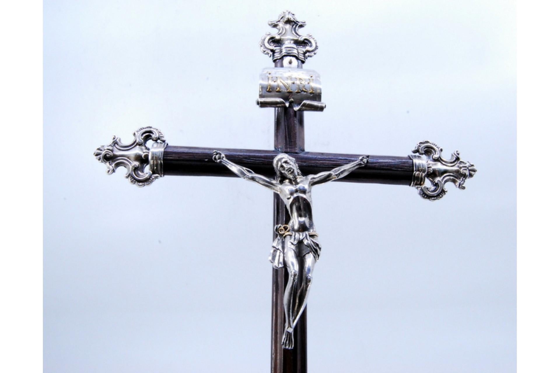 Rosewood crucifix with silver Jesus and Christian symbols on three feet In Good Condition For Sale In Porto, PT