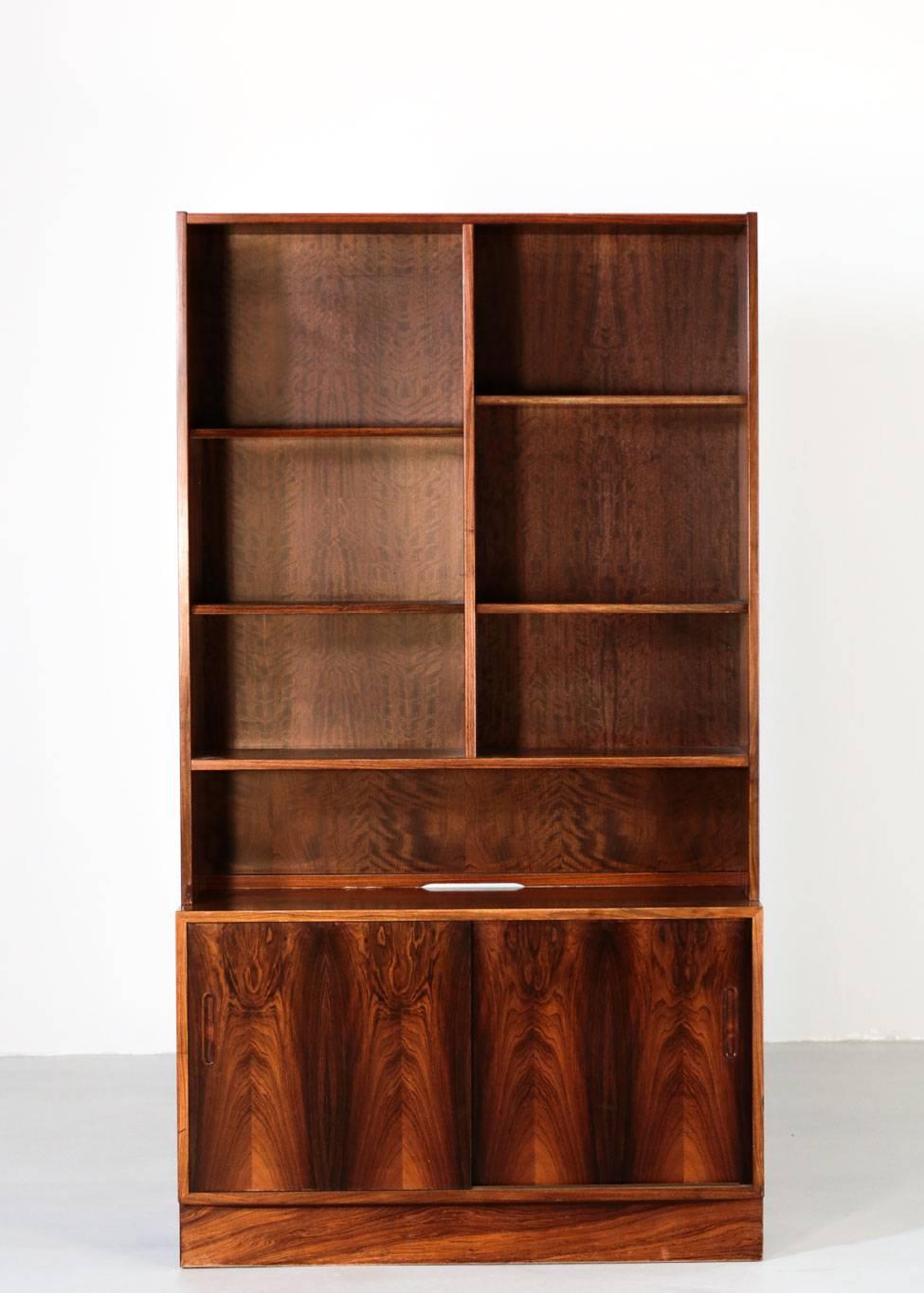 Nice Danish bookcases made of rosewood. Designed by Poul Hundevad.
Composed of six shelves and two sliding doors, stamp on the back.
Tips : you can remove the top for a small cabinet (cf picture).