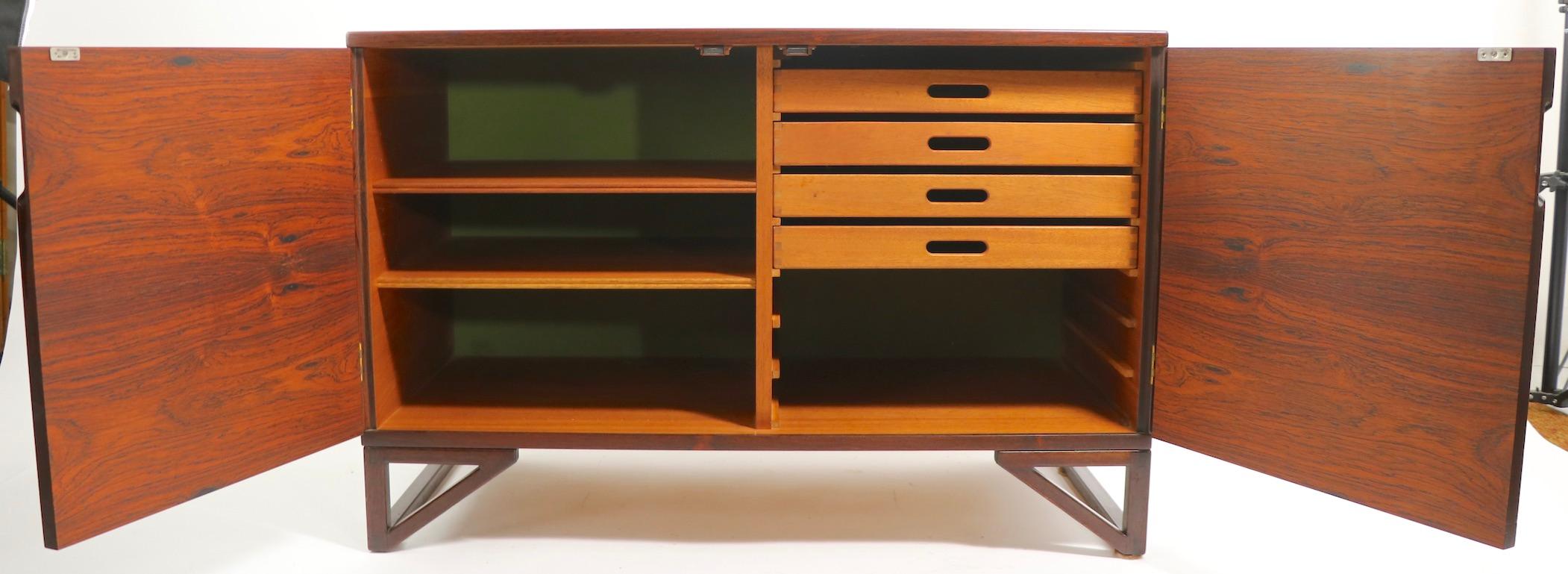 20ième siècle Svend Langkilde meuble de rangement danois en bois de rose par Lankilde Mobler pour Illums Bolighus en vente