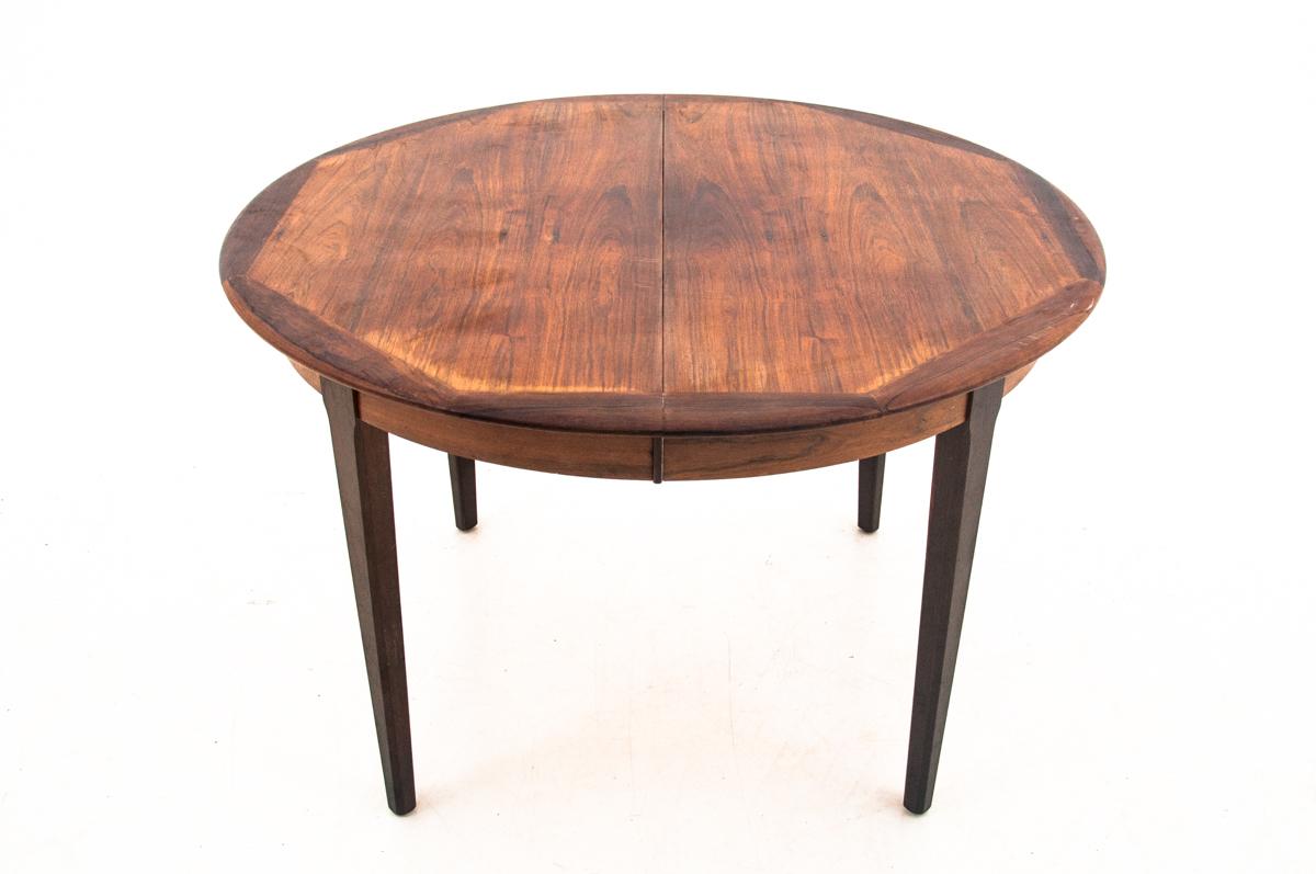 Dining table made in Denmark in the 1960s
Currently under renovation
The possibility of spreading up to 213cm.
Measures: Table height 72, avg. 113, length 113 – 213.