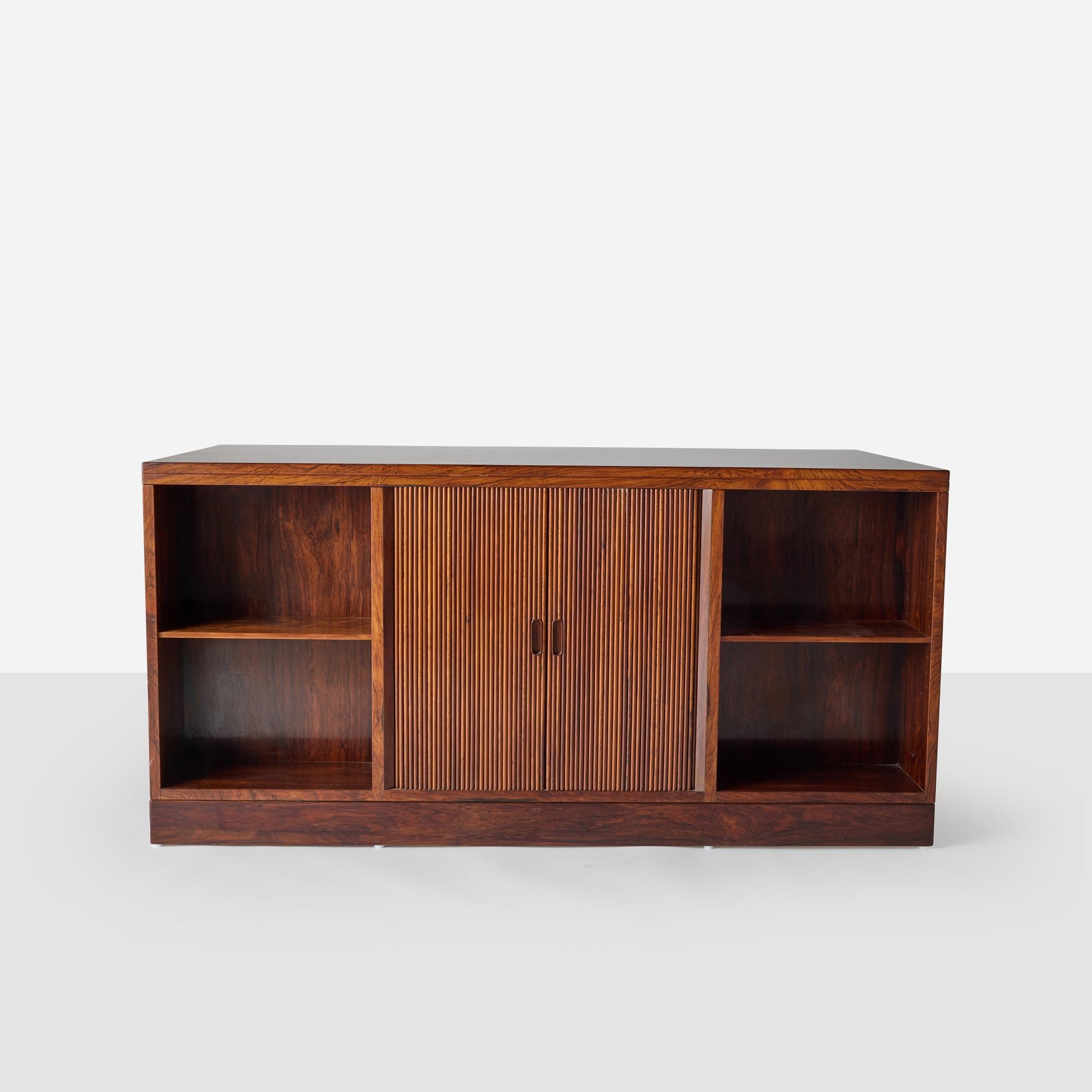 Mid-Century moderno Scrivania direzionale danese in palissandro con porta a tamburo in vendita