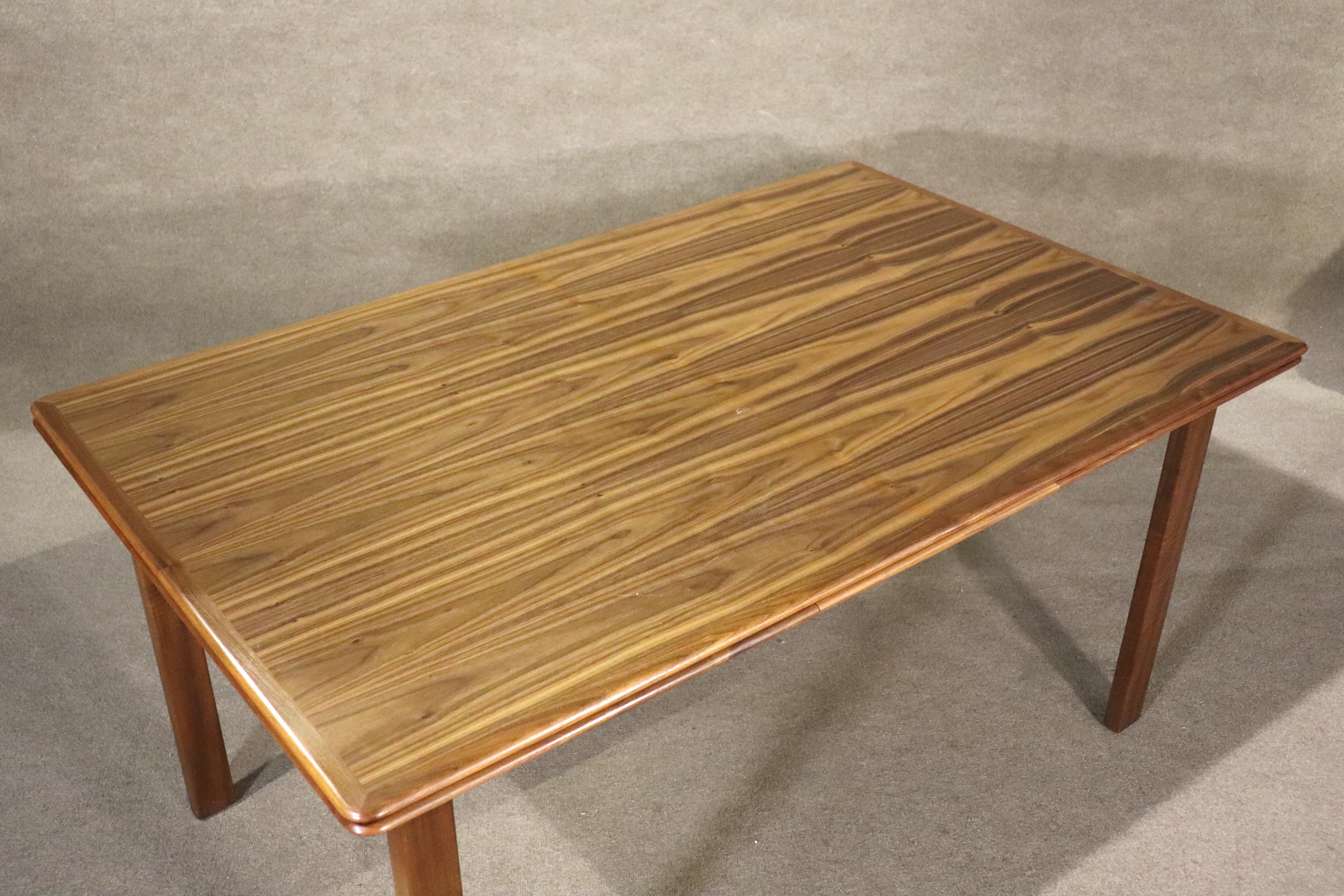 Mesa de comedor moderna de mediados de siglo, de fabricación danesa, con hojas de 21 3/4