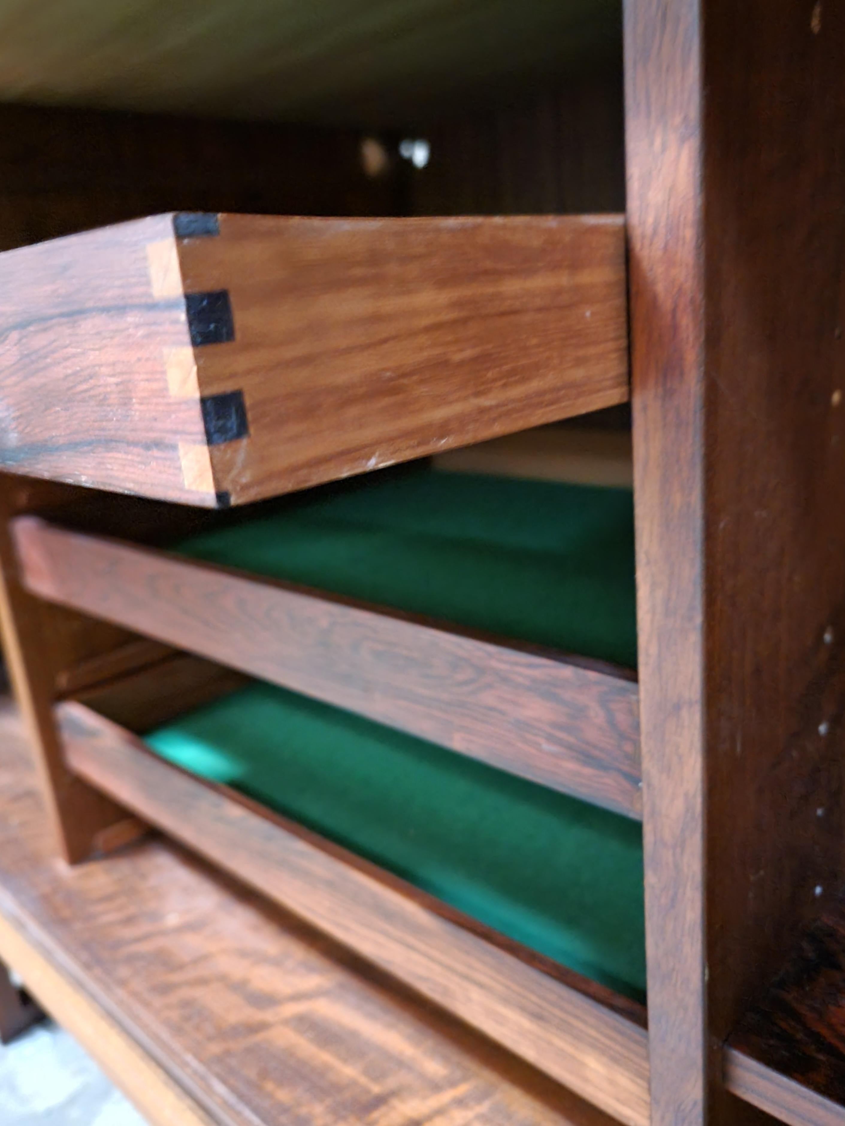 Credenza moderna danese in palissandro con ante a tamburo in vendita 5