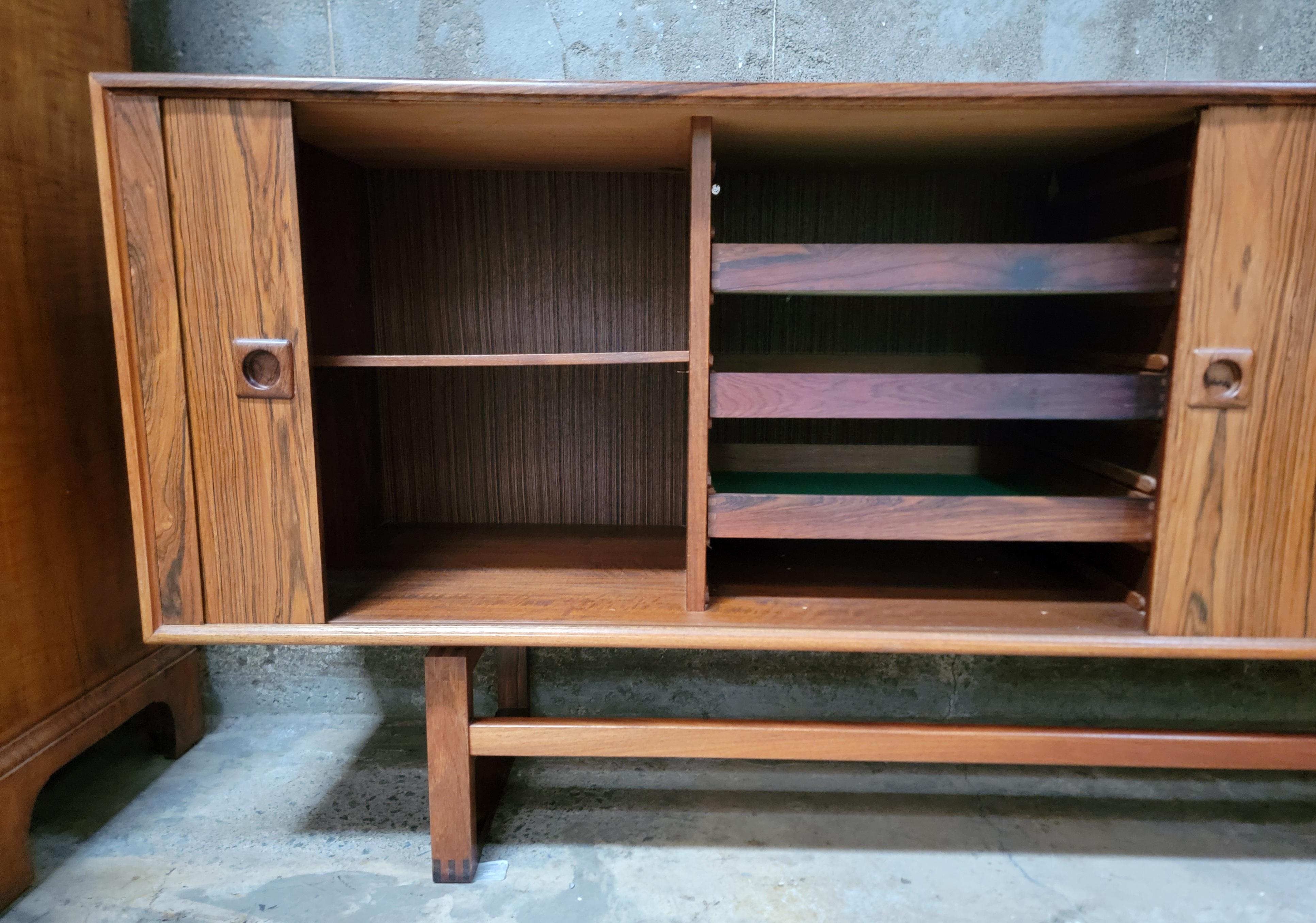 Credenza moderna danese in palissandro con ante a tamburo in vendita 6