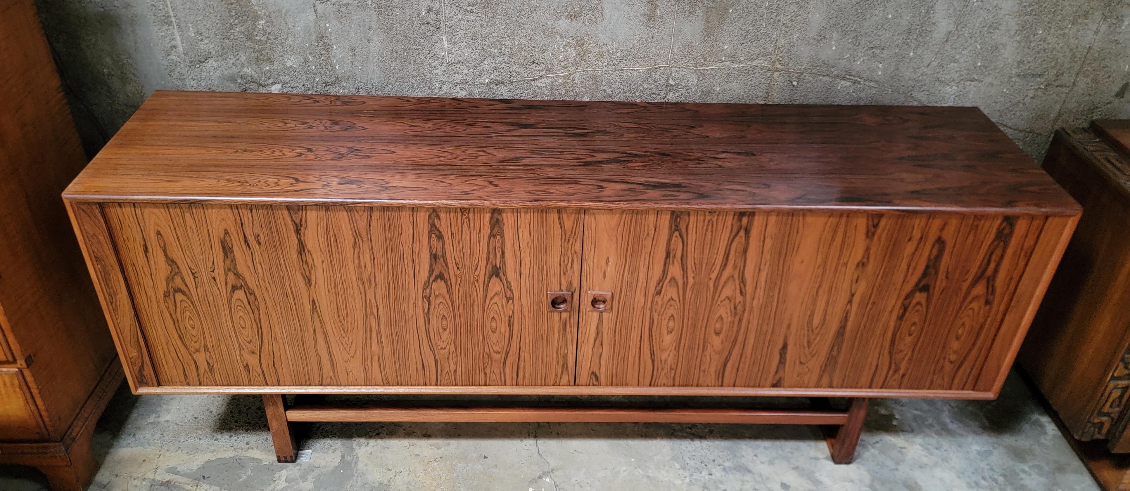 Credenza moderna danese in palissandro con ante a tamburo in vendita 7