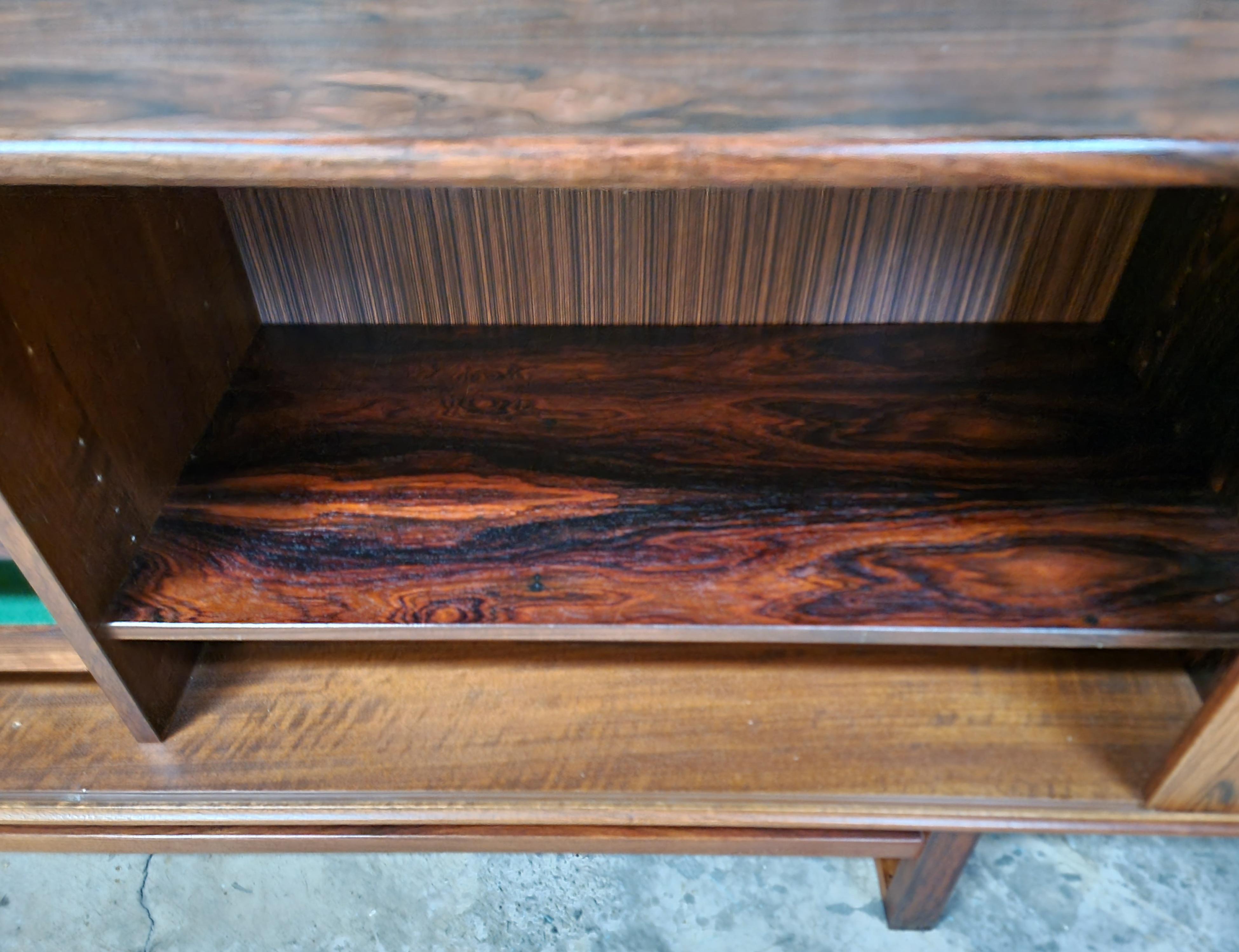 Credenza moderna danese in palissandro con ante a tamburo in vendita 8