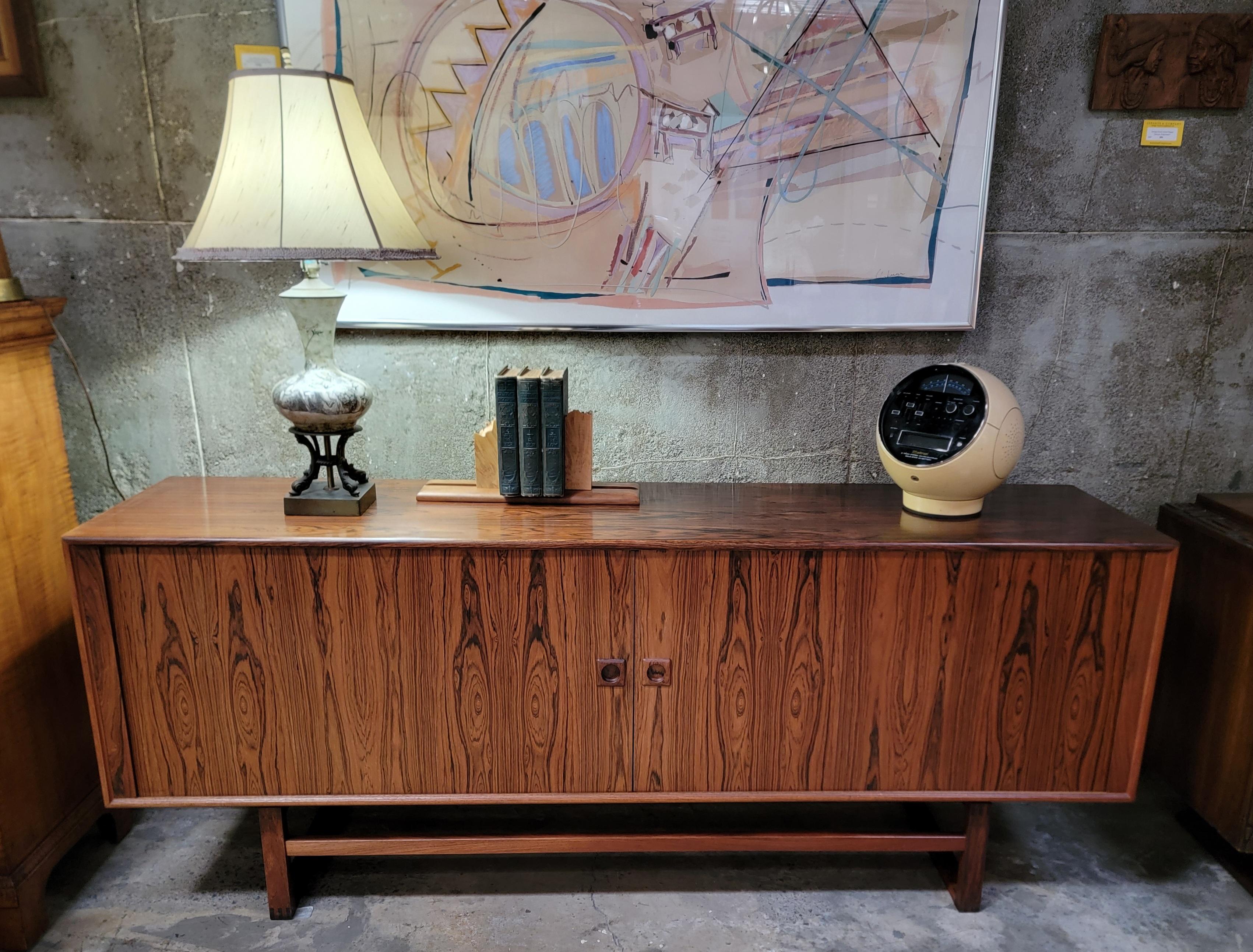 Credenza moderna danese in palissandro con ante a tamburo in vendita 9