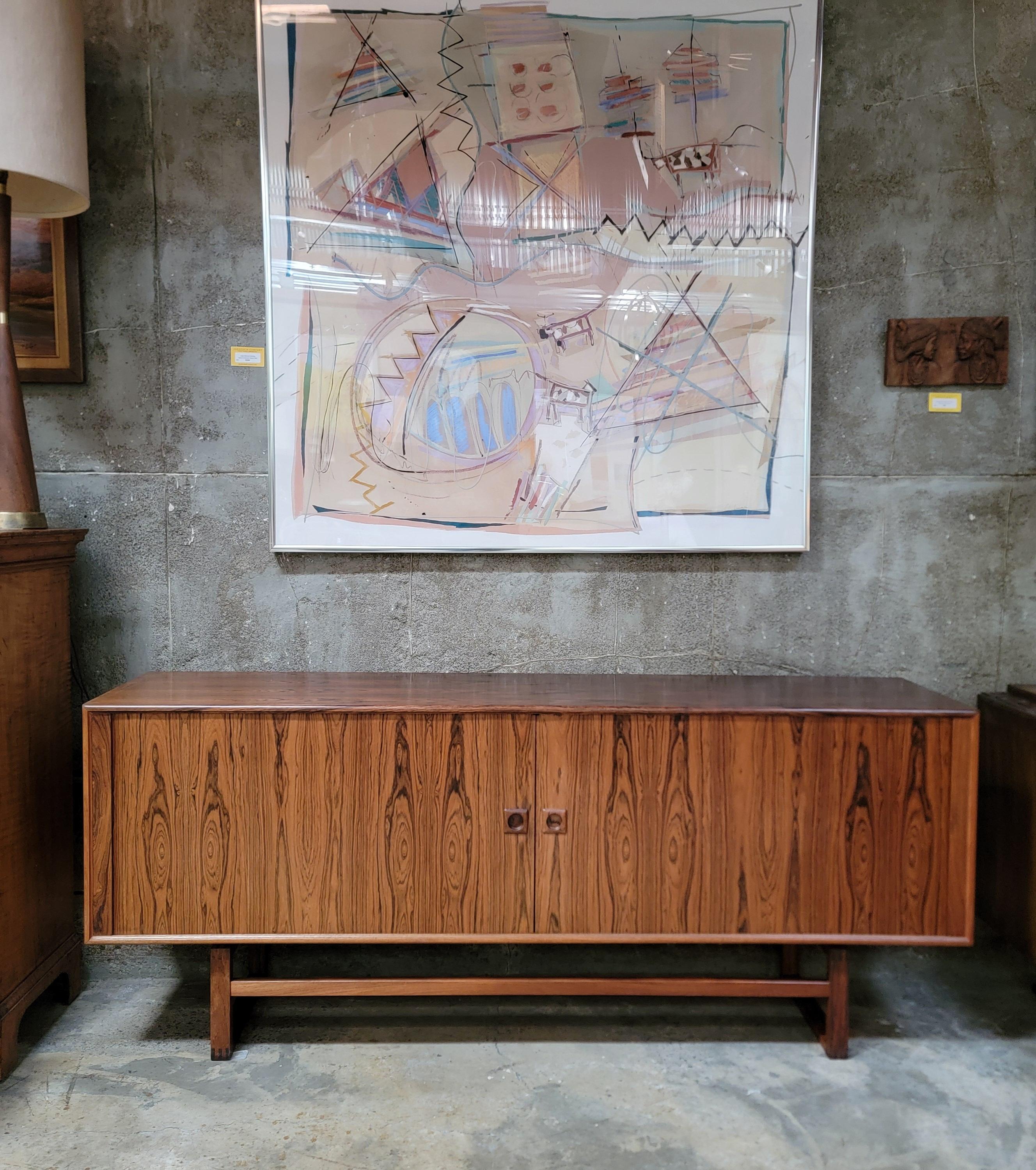 Credenza moderna danese in palissandro con ante a tamburo in vendita 10