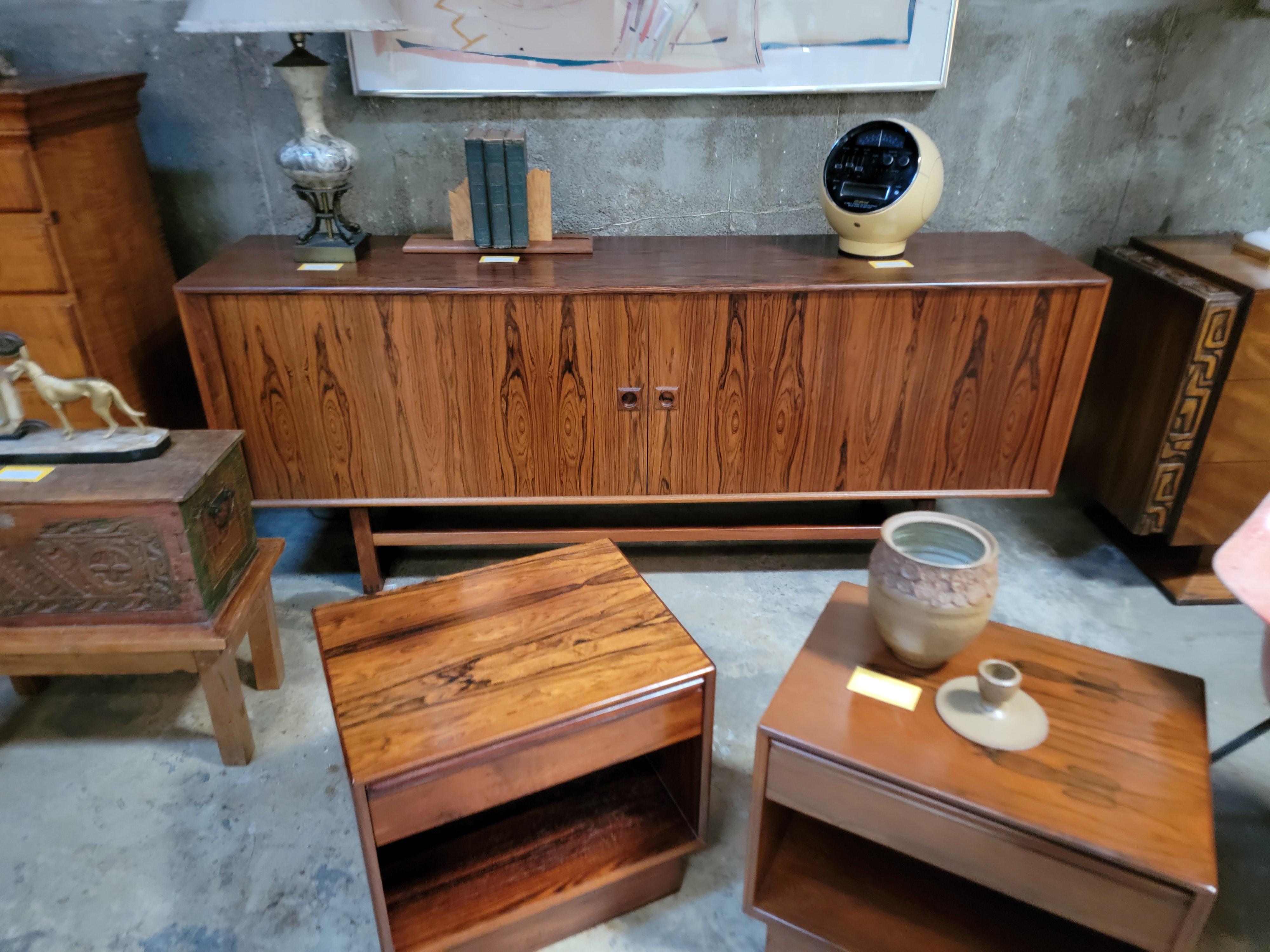 Credenza moderna danese in palissandro con ante a tamburo in vendita 11