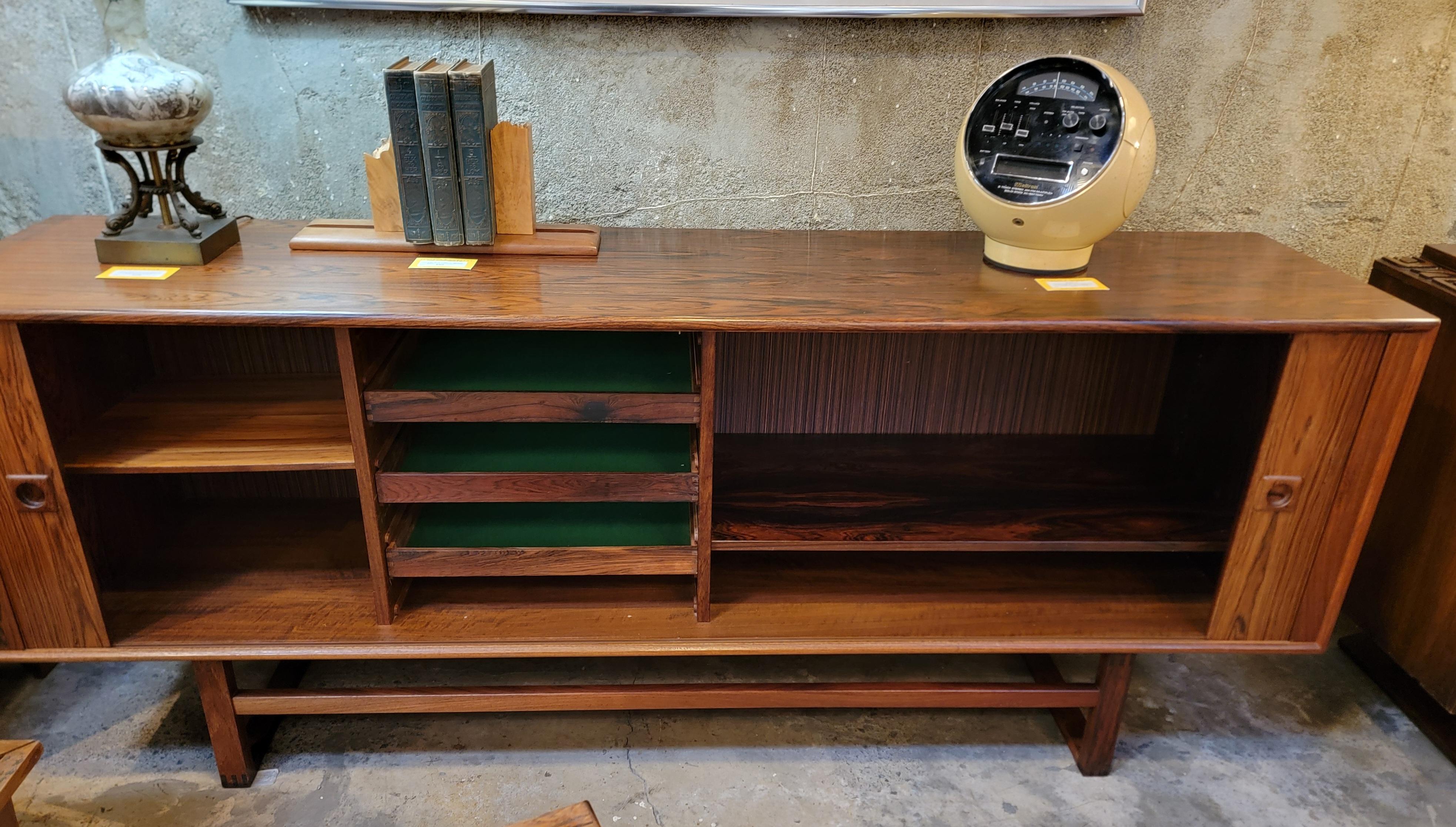 Credenza moderna danese in palissandro con ante a tamburo in vendita 12