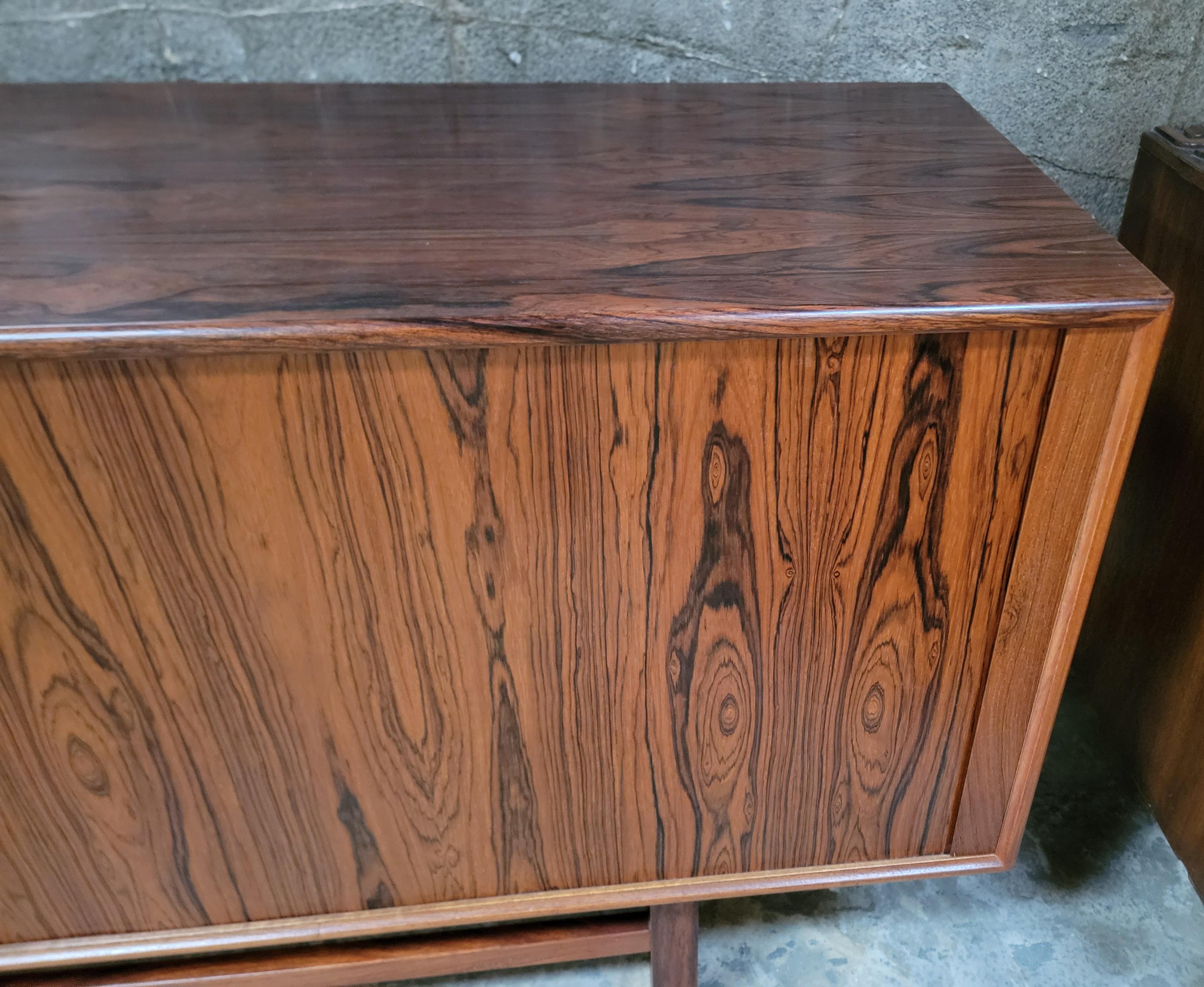 Danese Credenza moderna danese in palissandro con ante a tamburo in vendita