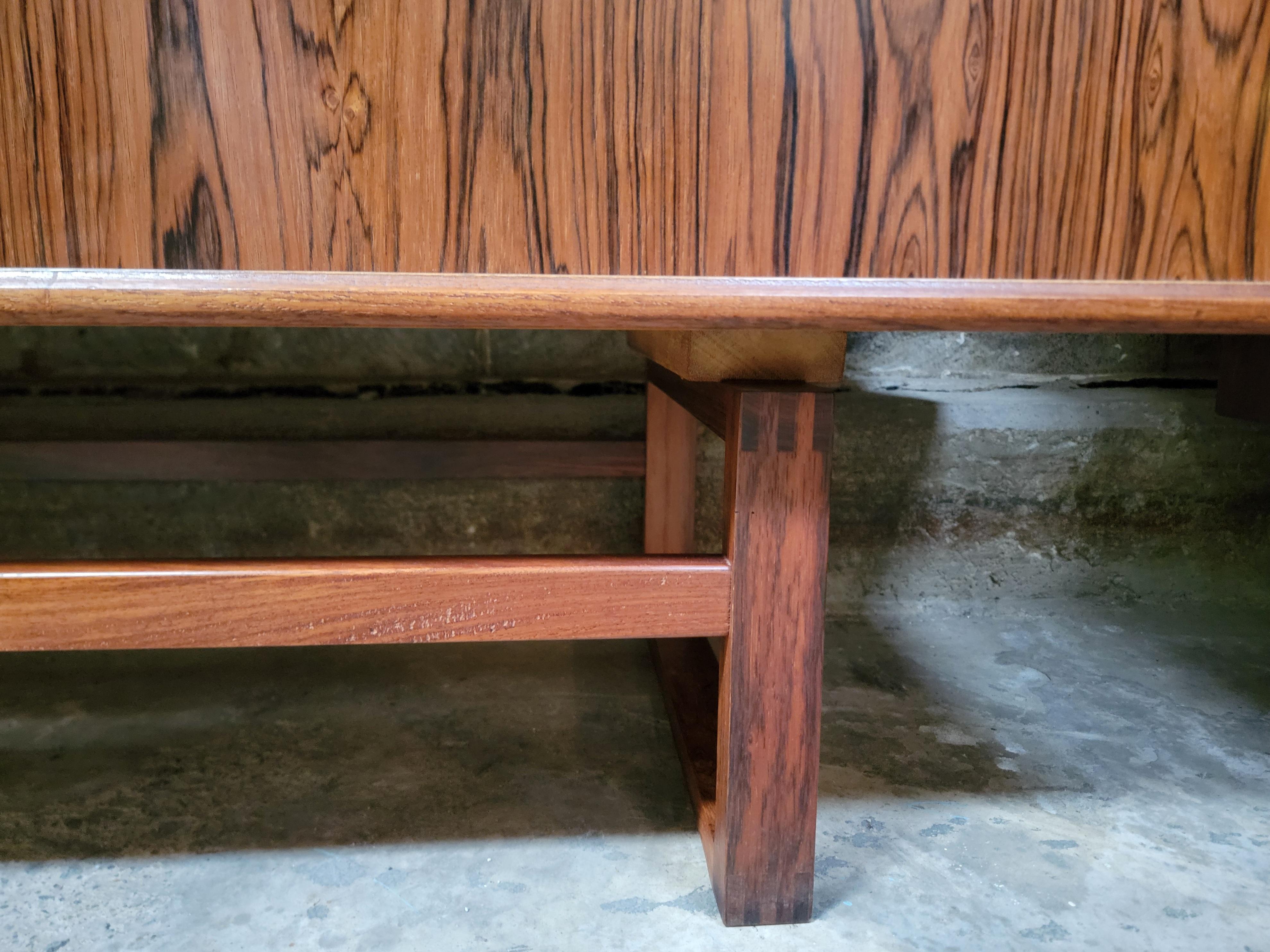 Credenza moderna danese in palissandro con ante a tamburo In condizioni buone in vendita a Fulton, CA