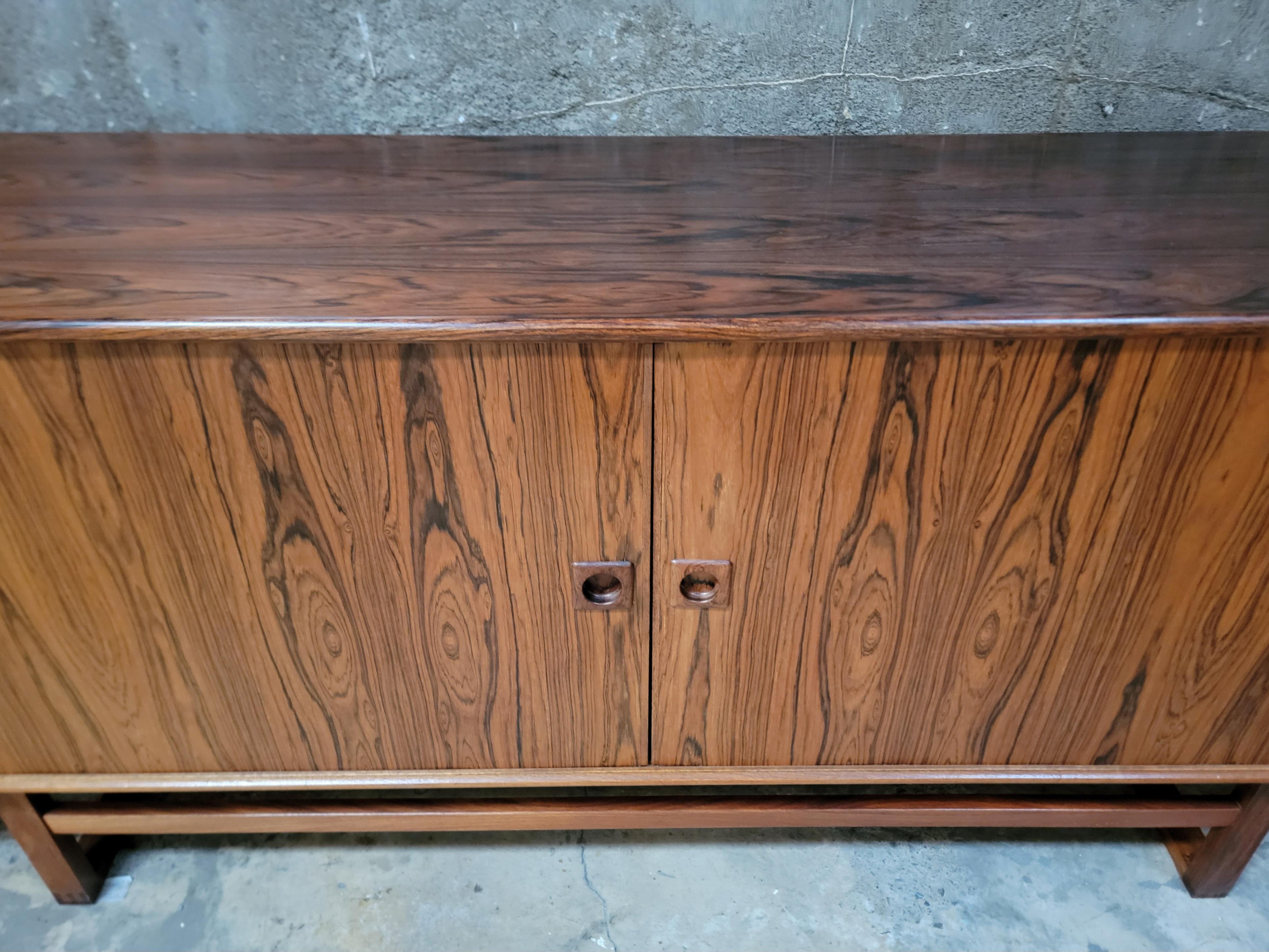 XX secolo Credenza moderna danese in palissandro con ante a tamburo in vendita