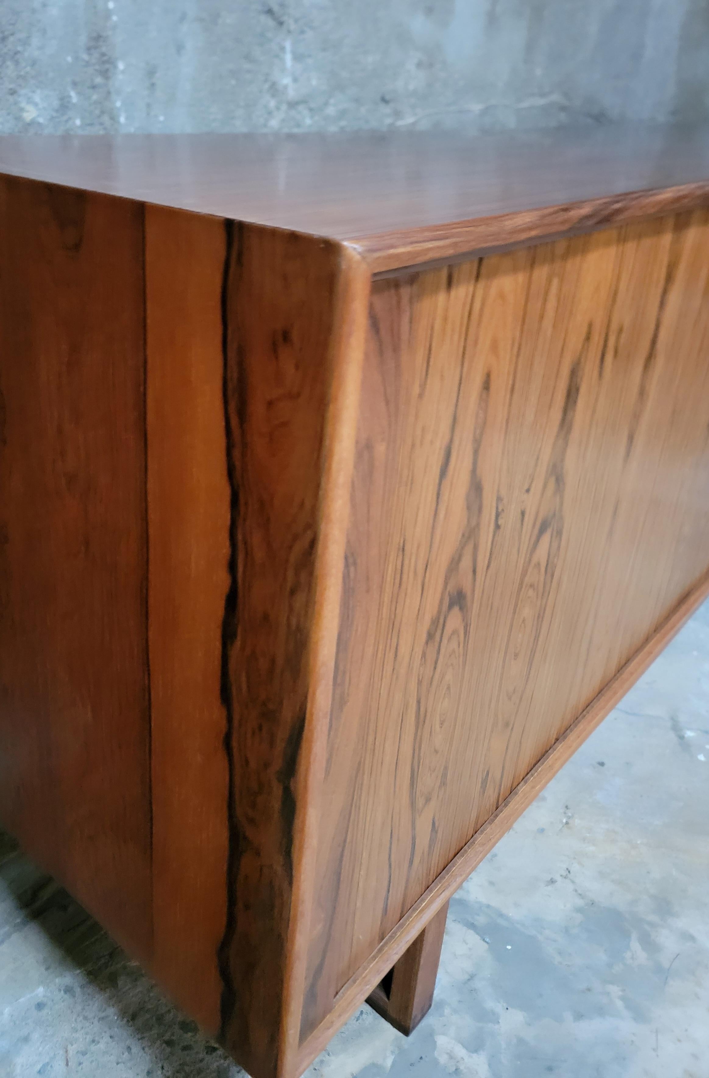 Credenza moderna danese in palissandro con ante a tamburo in vendita 1
