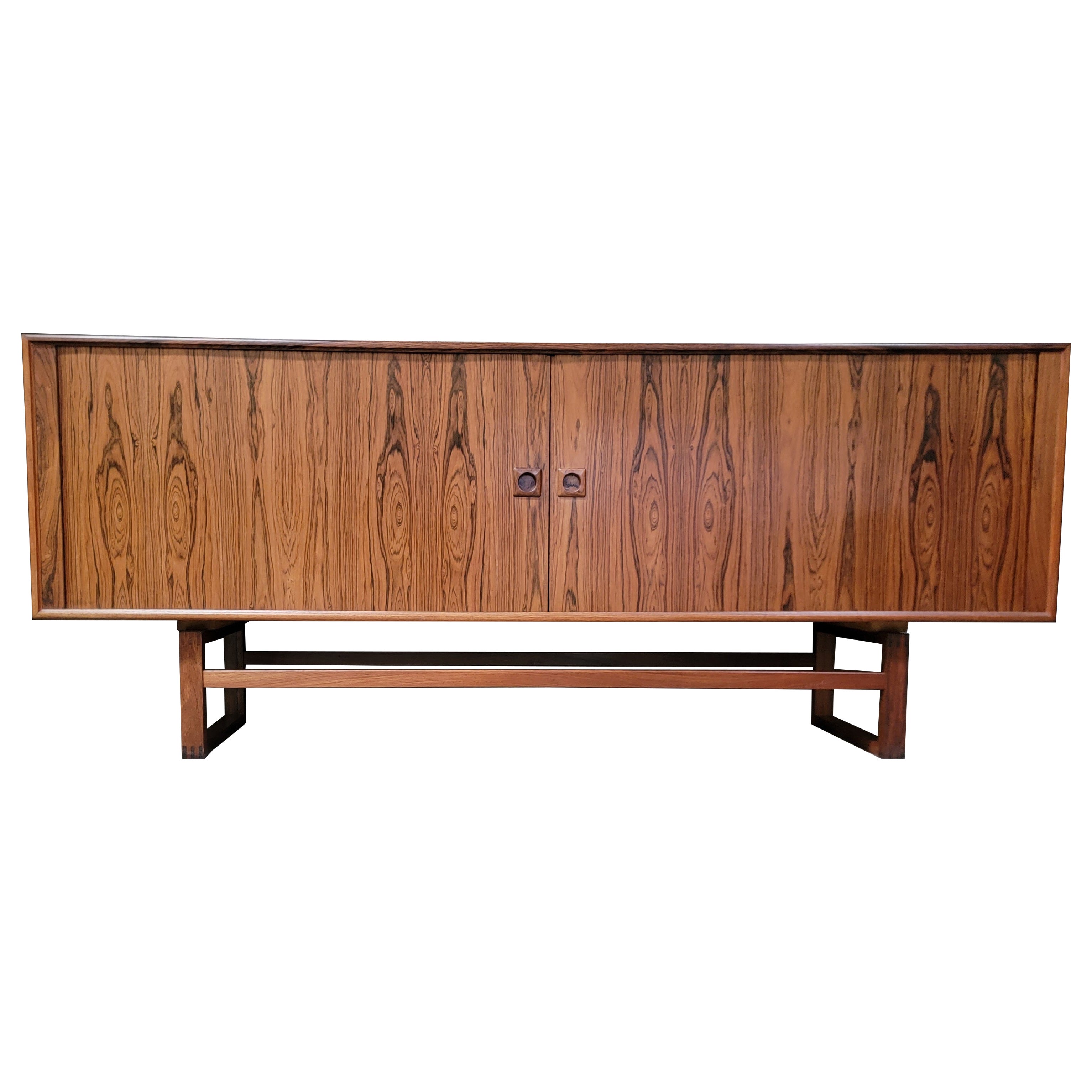 Credenza moderna danese in palissandro con ante a tamburo in vendita