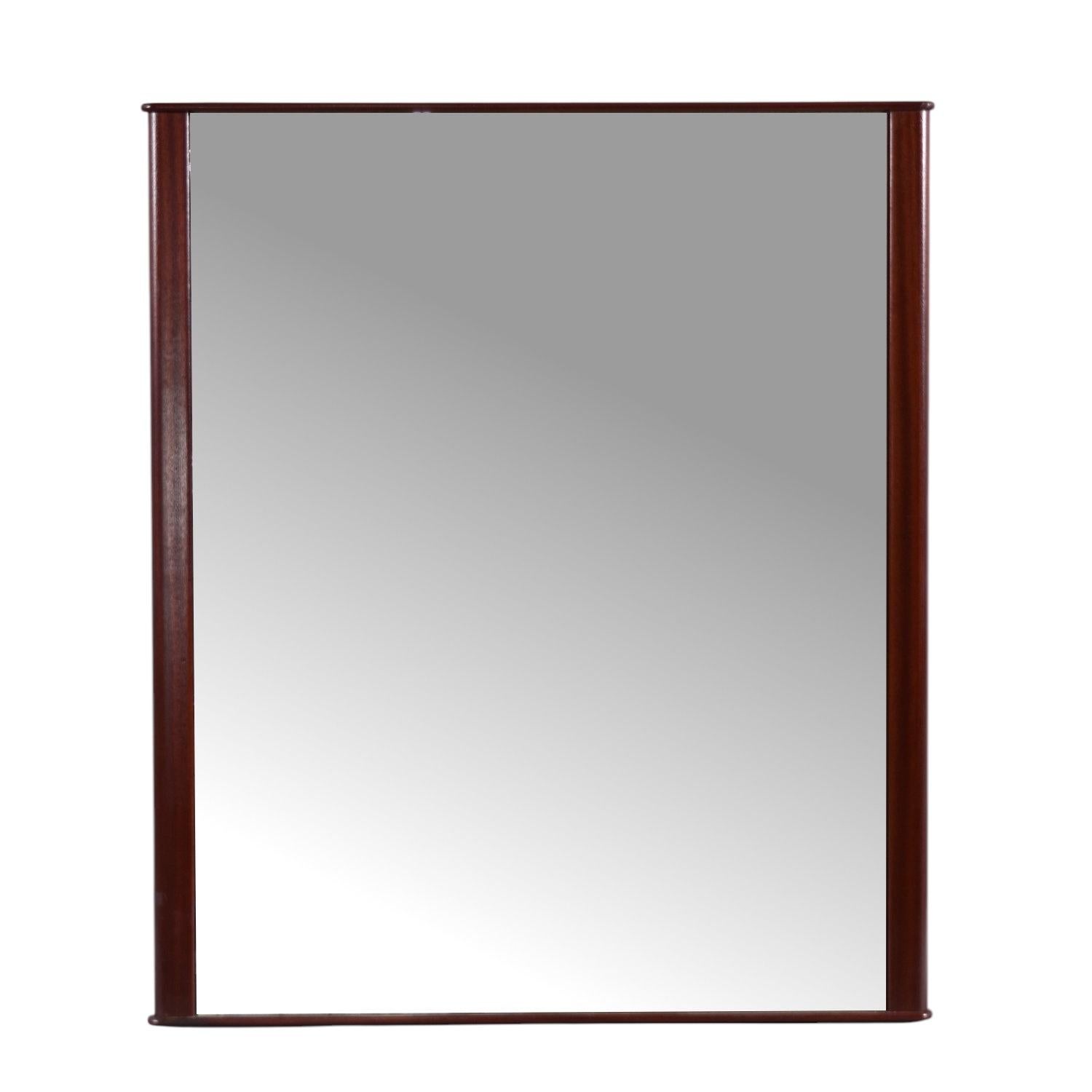 Miroir mural de style The Modern Scandinavian par Moser. Ce miroir moderne et épuré présente des touches élégantes qui rehaussent sa forme minimaliste. Notez la corniche subtile et la base du miroir, ainsi que les côtés arrondis en bois de rose