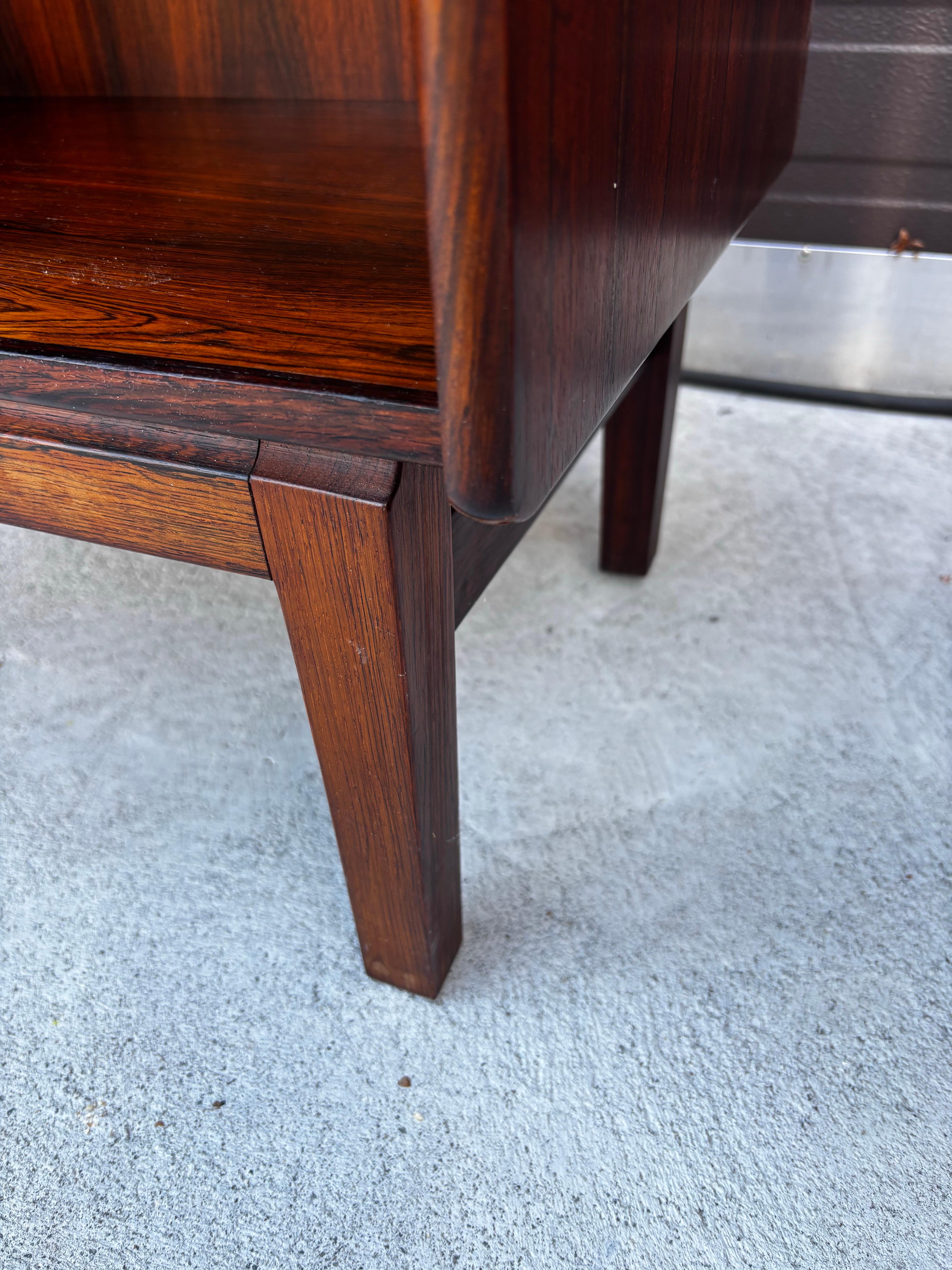 Table de nuit danoise en bois de rose en vente 2