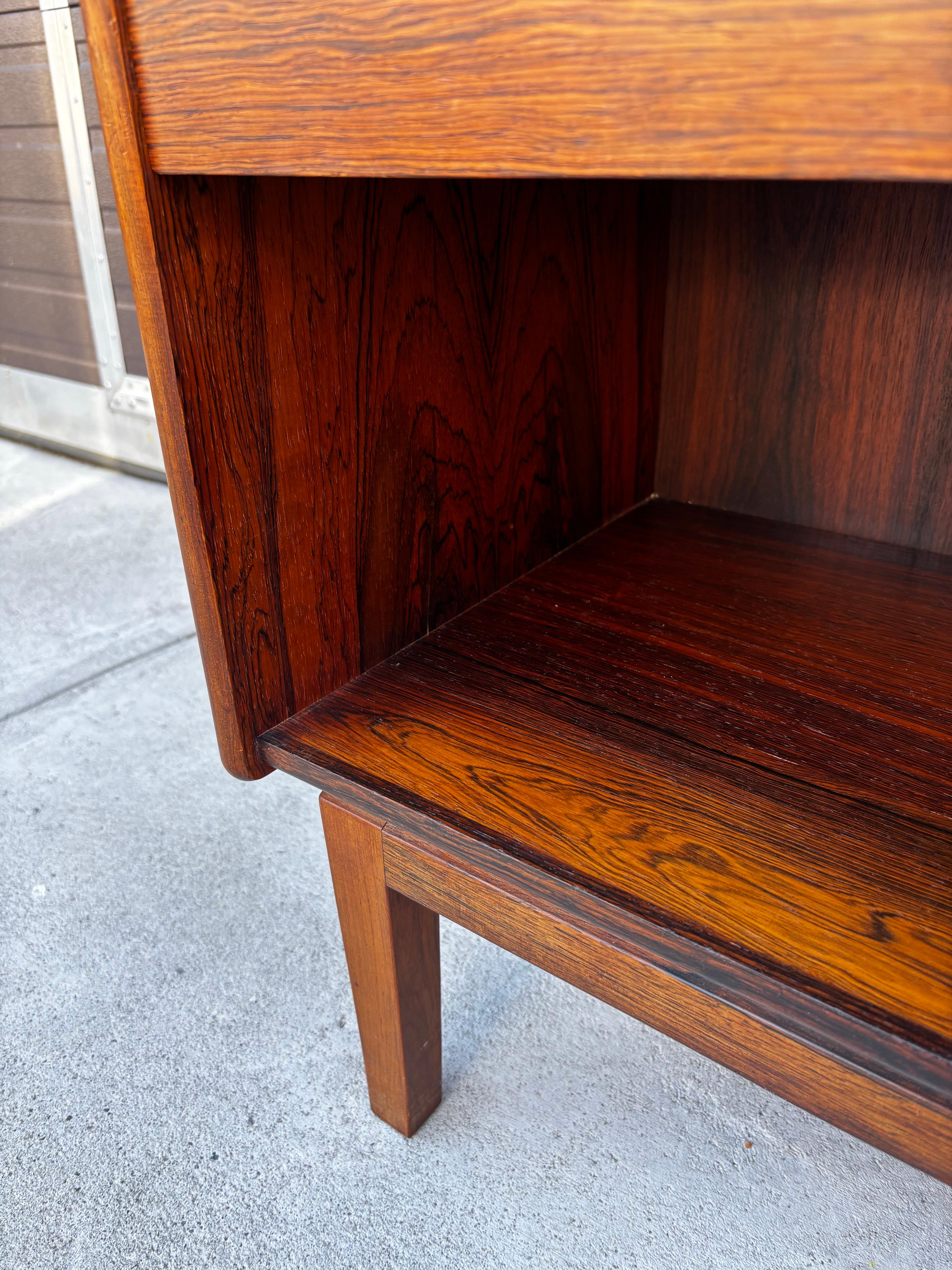 Fait à la machine Table de nuit danoise en bois de rose en vente