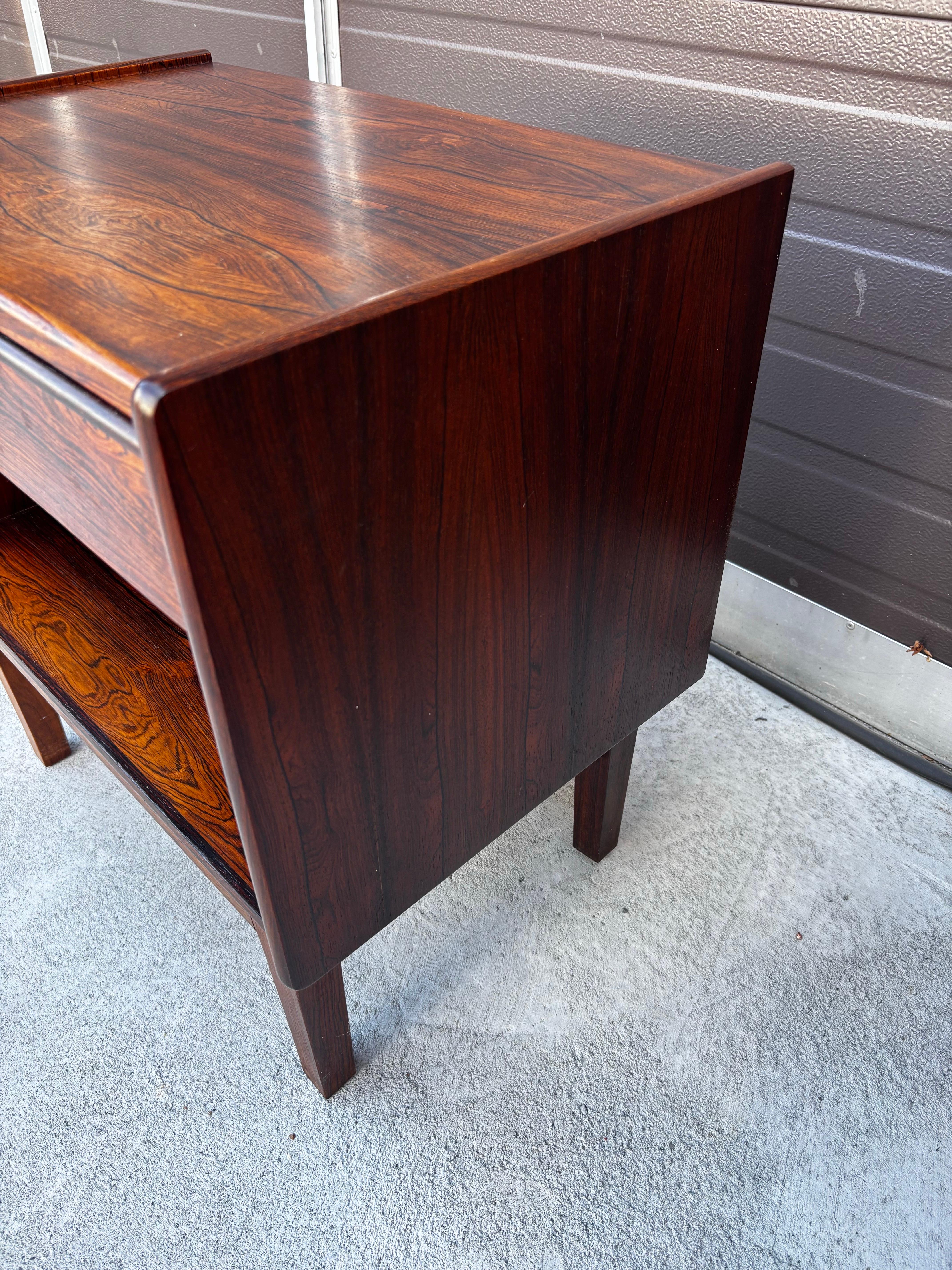 Table de nuit danoise en bois de rose Bon état - En vente à Philadelphia, PA