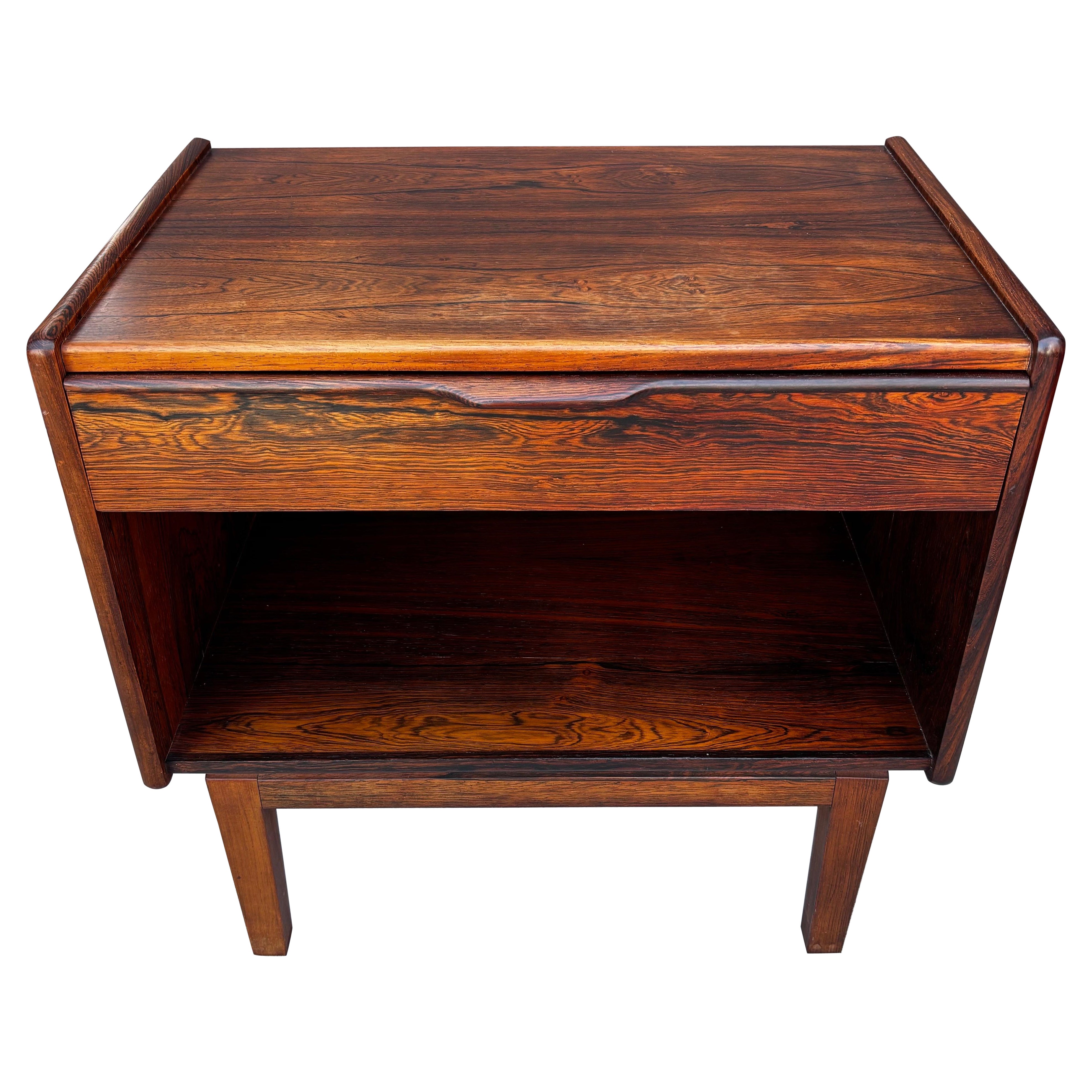 Table de nuit danoise en bois de rose en vente
