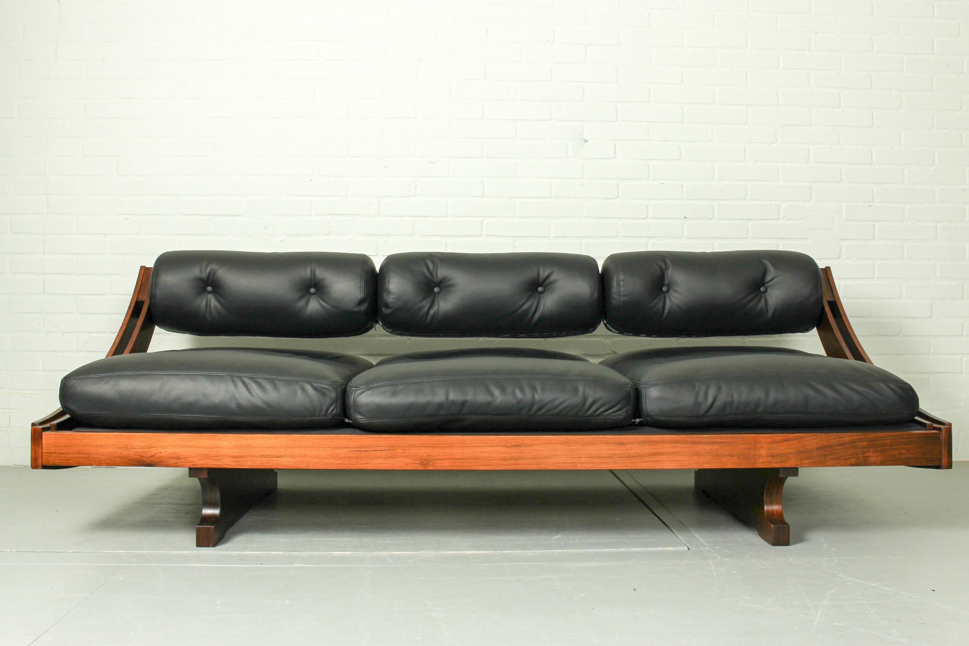 Daybed model GS195 designed by Gianni Songia and produced by Sormani, 1960s. With beautiful rosewood frame and soft cushions with new black leather. Very comfortable and easy to adjust from sofa to daybed by adjusting the backrest. 

Dimensions: