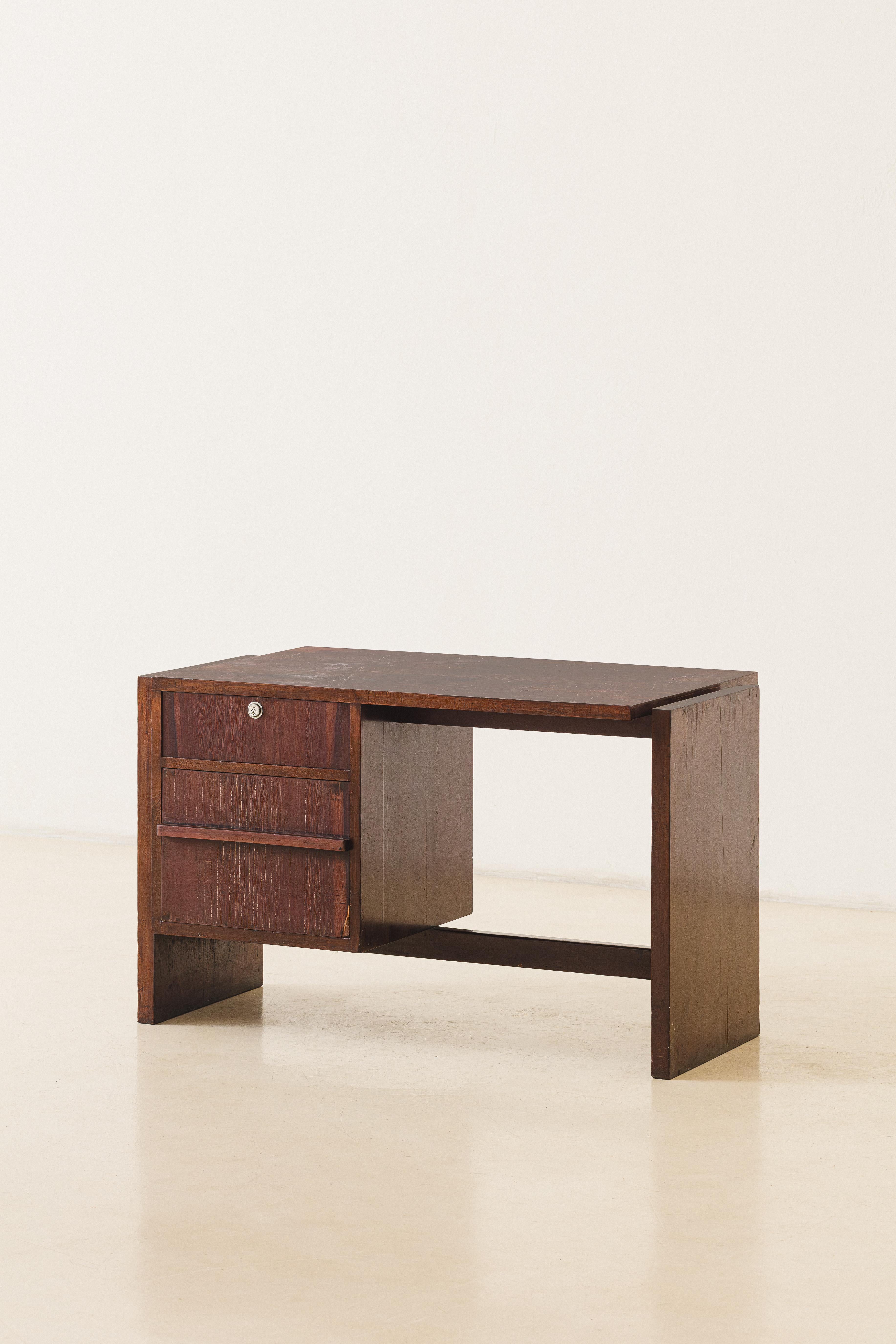 Rosewood Desk Brazilian Midcentury Design by Joaquim Tenreiro, 1960s  In Good Condition For Sale In New York, NY