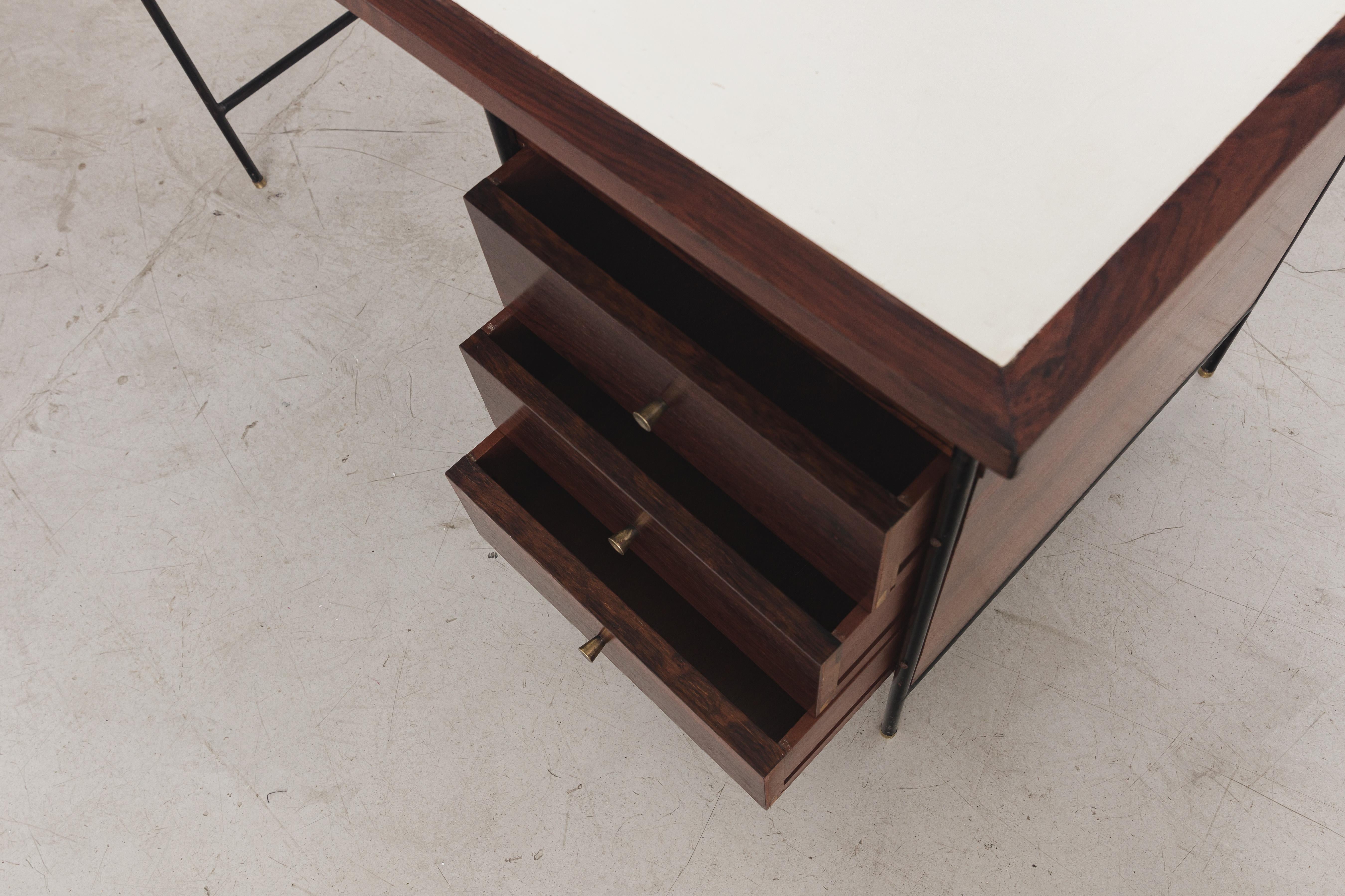 Schreibtisch aus Palisanderholz von Geraldo de Barros, 1950er Jahre, brasilianisches Midcentury-Design im Zustand „Gut“ im Angebot in New York, NY