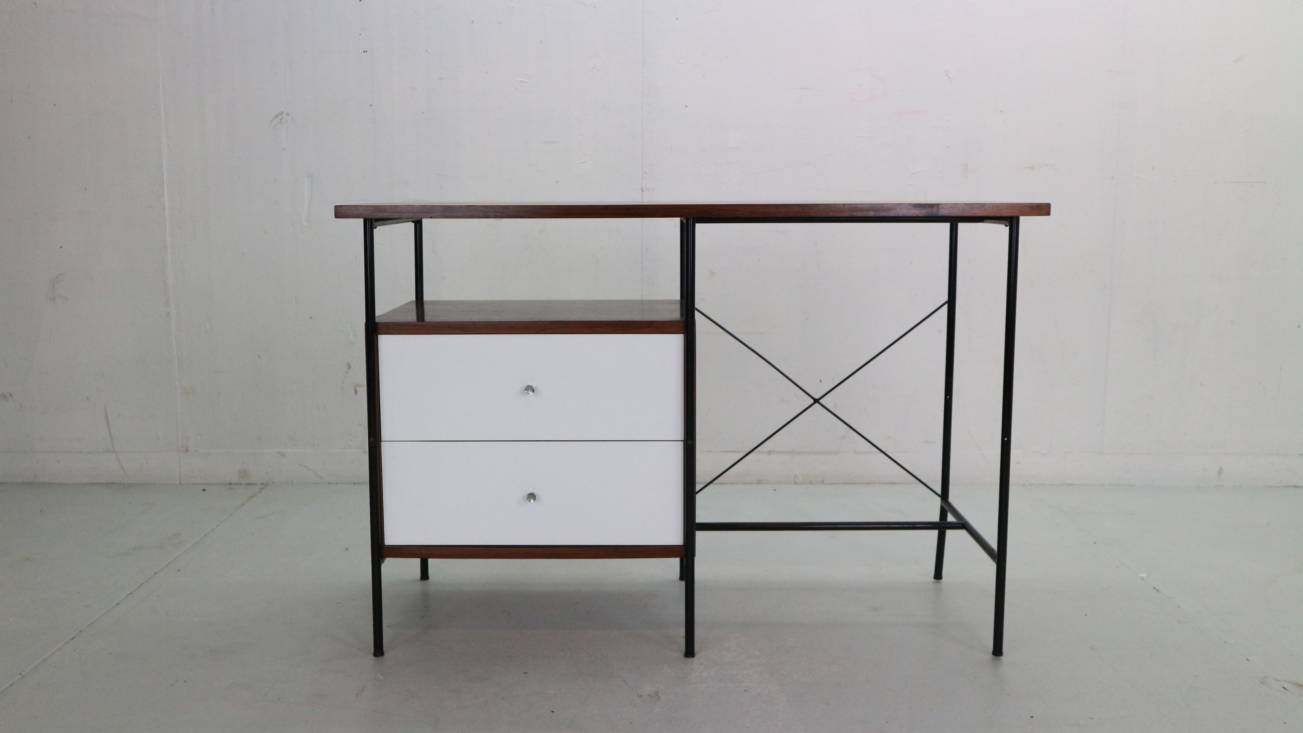 Very rare rosewood desk design by Geraldo de Barros (1923-1998) and manufactured by Unilabor in Brazil in 1956.
Desk model “1015”
Original label on the desk (see the pictures).
Black painted metal, Formica, jacaranda and brass handles.
This