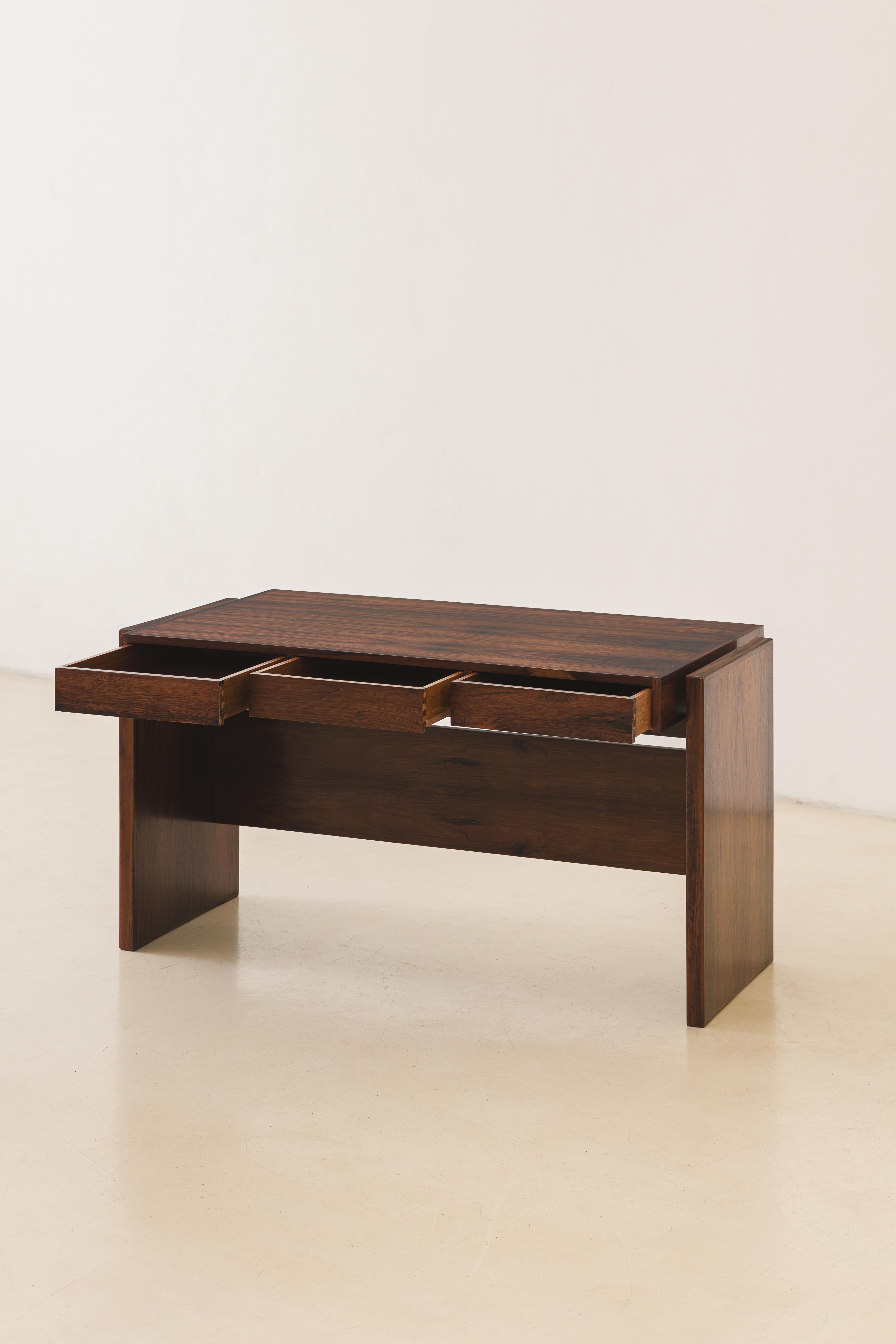 This exquisitely crafted Rosewood Desk designed by Joaquim Tenreiro (1906-1992) belonged to BLOCH EDITORES S.A. BUILDING, a Brazilian publisher founded in 1952 and closed in 2000, where Tenreiro furnished the interior.

The desk is composed of a