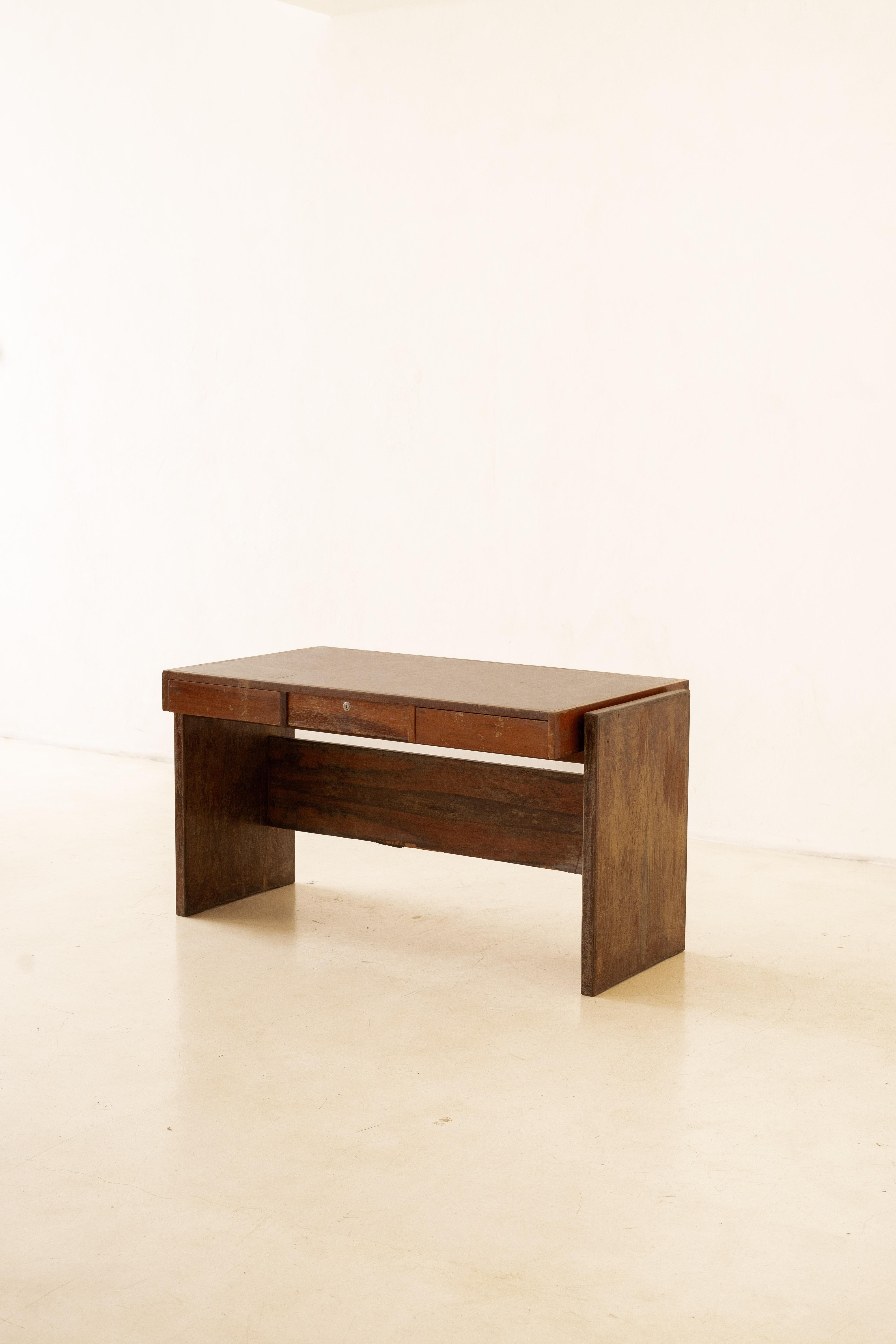 This exquisitely crafted Rosewood Desk designed by Joaquim Tenreiro (1906-1992) belonged to BLOCH EDITORES S.A. BUILDING, a Brazilian publisher founded in 1952 and closed in 2000, where Tenreiro furnished the interior.

The desk is composed of a