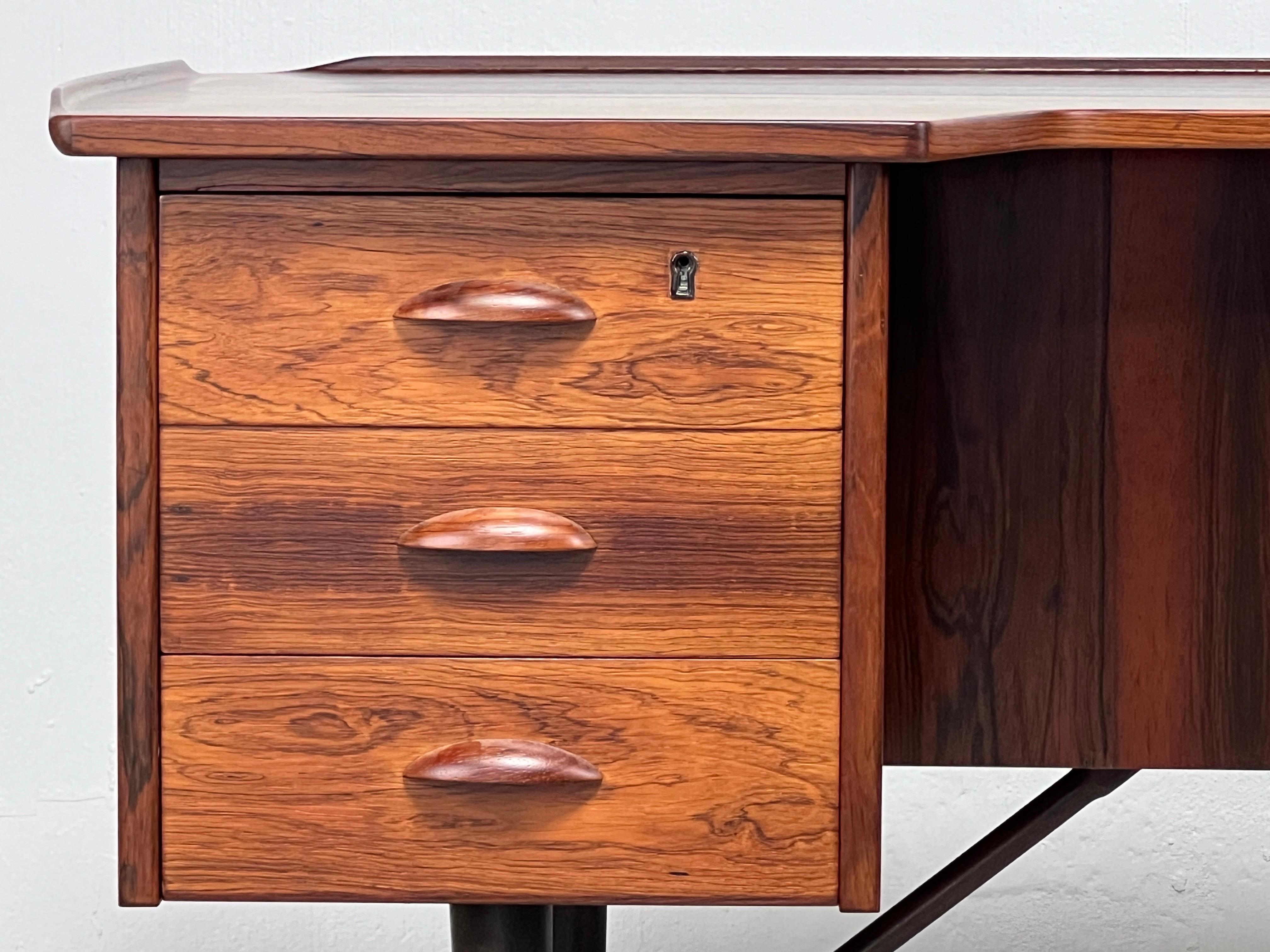Scrivania in legno di palissandro di Peter Nielsen in vendita 3
