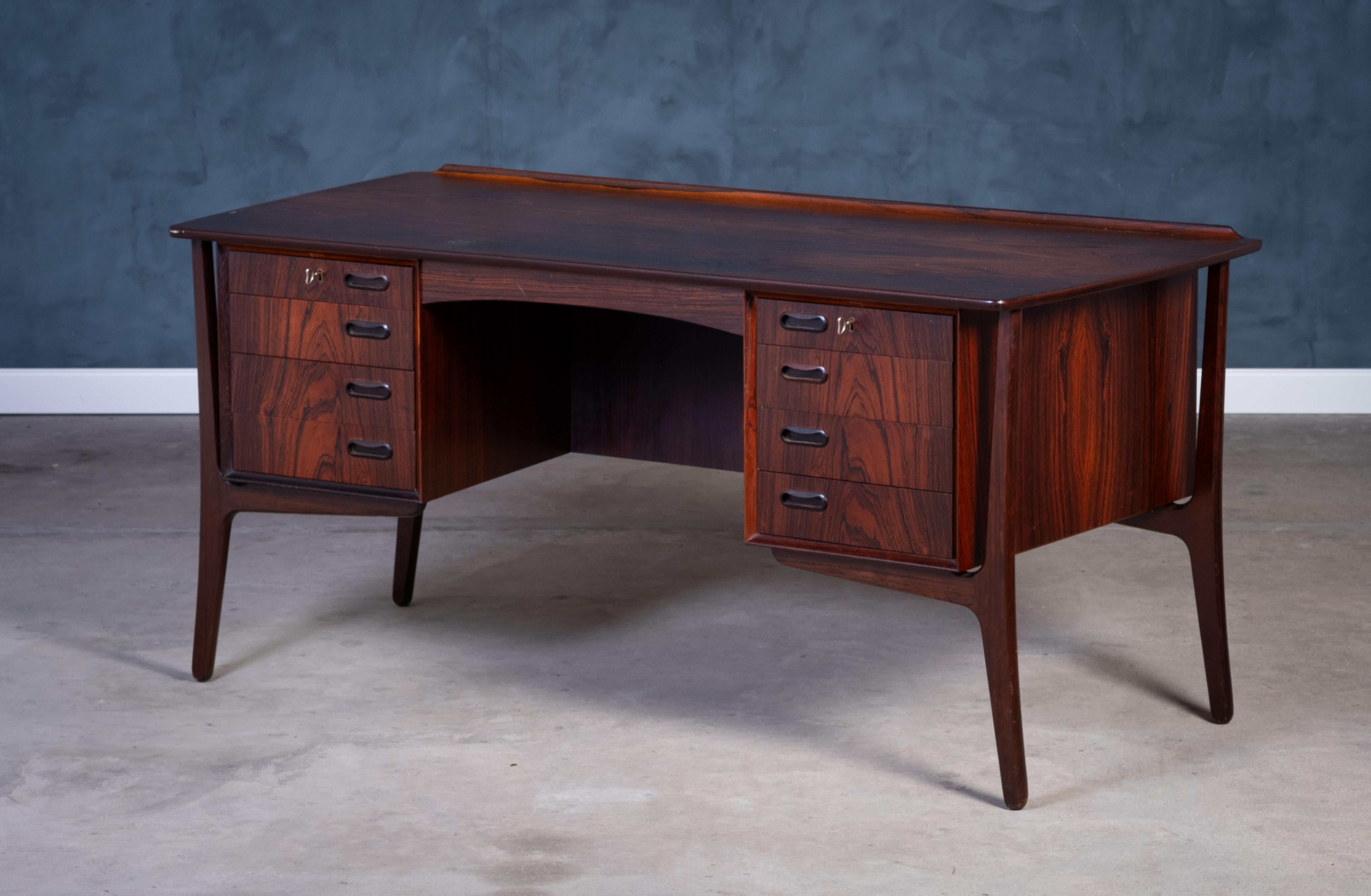 Questa splendida scrivania in palissandro, disegnata da Svend Åge Madsen per H. P. Hansen negli anni '60, è caratterizzato da una squisita lavorazione artigianale e da un design straordinario. Pur presentando una certa patina, è perfettamente