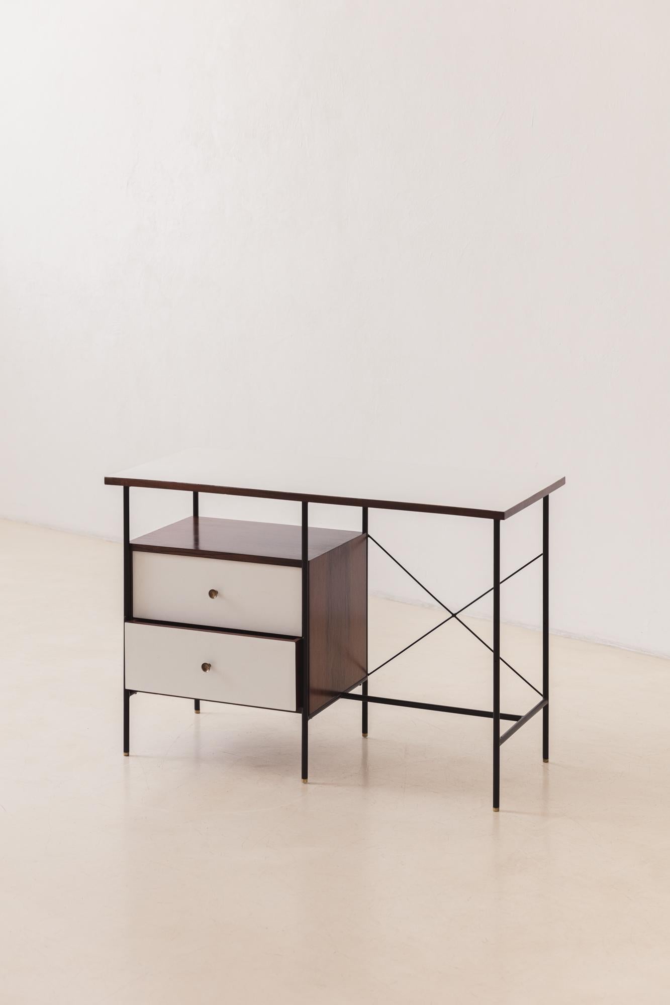 This desk was produced by the pioneer company Unilabor, with components designed by Geraldo de Barros (1923-1998). Its iron structure supports a top and drawers covered with Formica – a new decorative solution developed by the industry in the