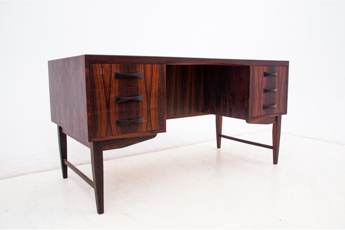 Rosewood desk, Danish design, 1960s
Beautiful wood graining
Very good condition.
Wood: rosewood
Dimensions: Height 73 cm, width 141 cm, depth 71 cm.