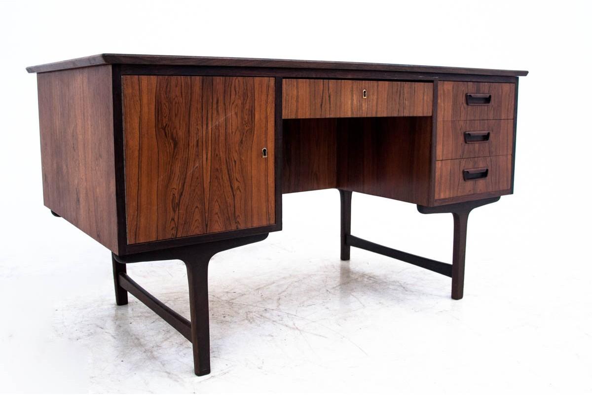 A rosewood desk from the 1960s. The furniture is in very good condition.

Dimensions: height 75 cm / width 139 cm / depth 74 cm.