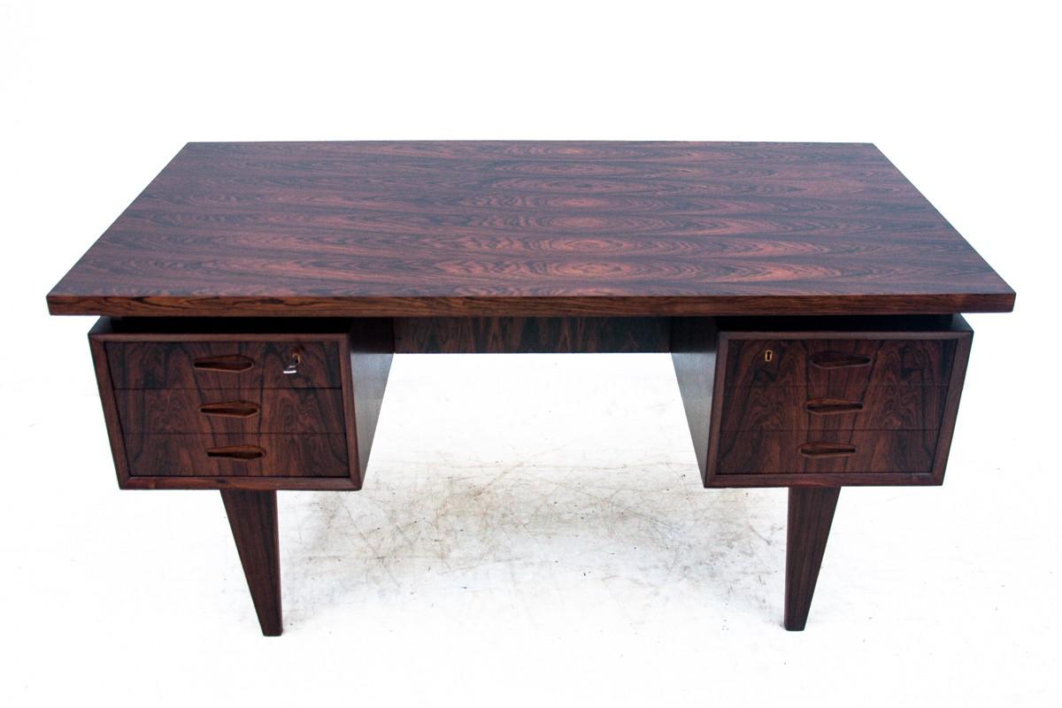 A unique designer desk produced in Scandinavia, Denmark in the 1960s.
Made of high-quality rosewood with unique graining.
In our workshop, the desk has undergone a complete renovation of the wood, no discoloration or scratches.
A desk in