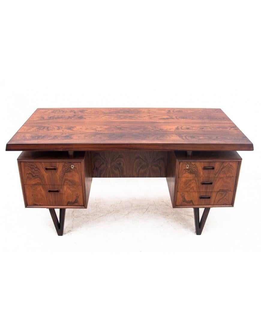Rosewood desk, Denmark, 1960s

Very good condition, after professional renovation.

Wood: rosewood

dimensions: height 75 cm width 150 depth 76 cm