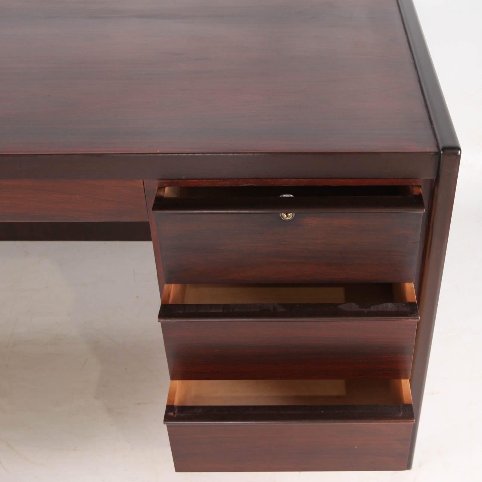 Schöner dänischer Palisanderschreibtisch aus den Sechzigern.
Sechs Schubladen, ein Schlüssel.
Schönes Holz, zeitloses Design.
Toller Zustand.
