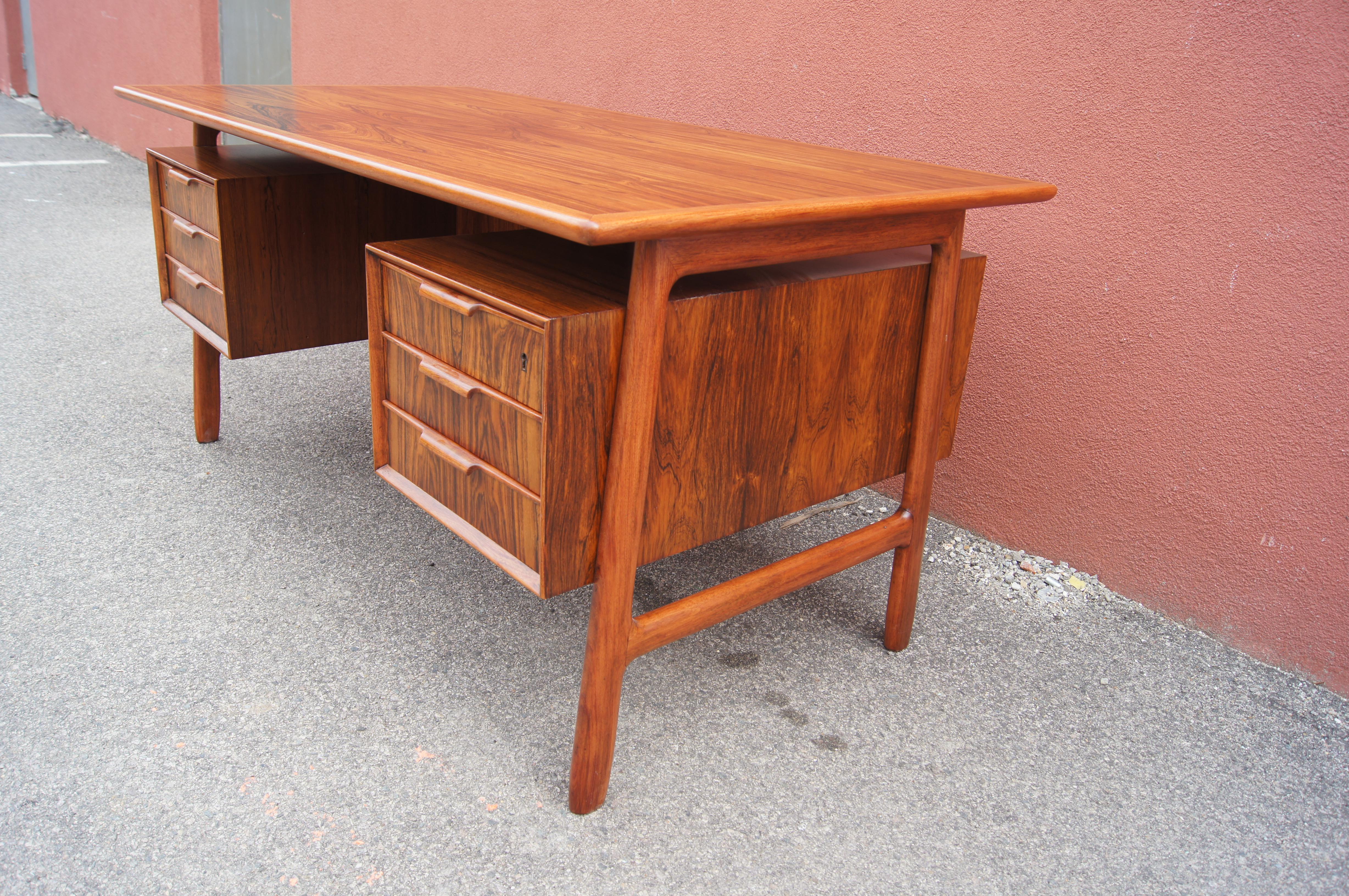 Rosewood Desk, Model 75, by Gunni Omann for Omann Jun Møbelfabrik In Good Condition In Dorchester, MA