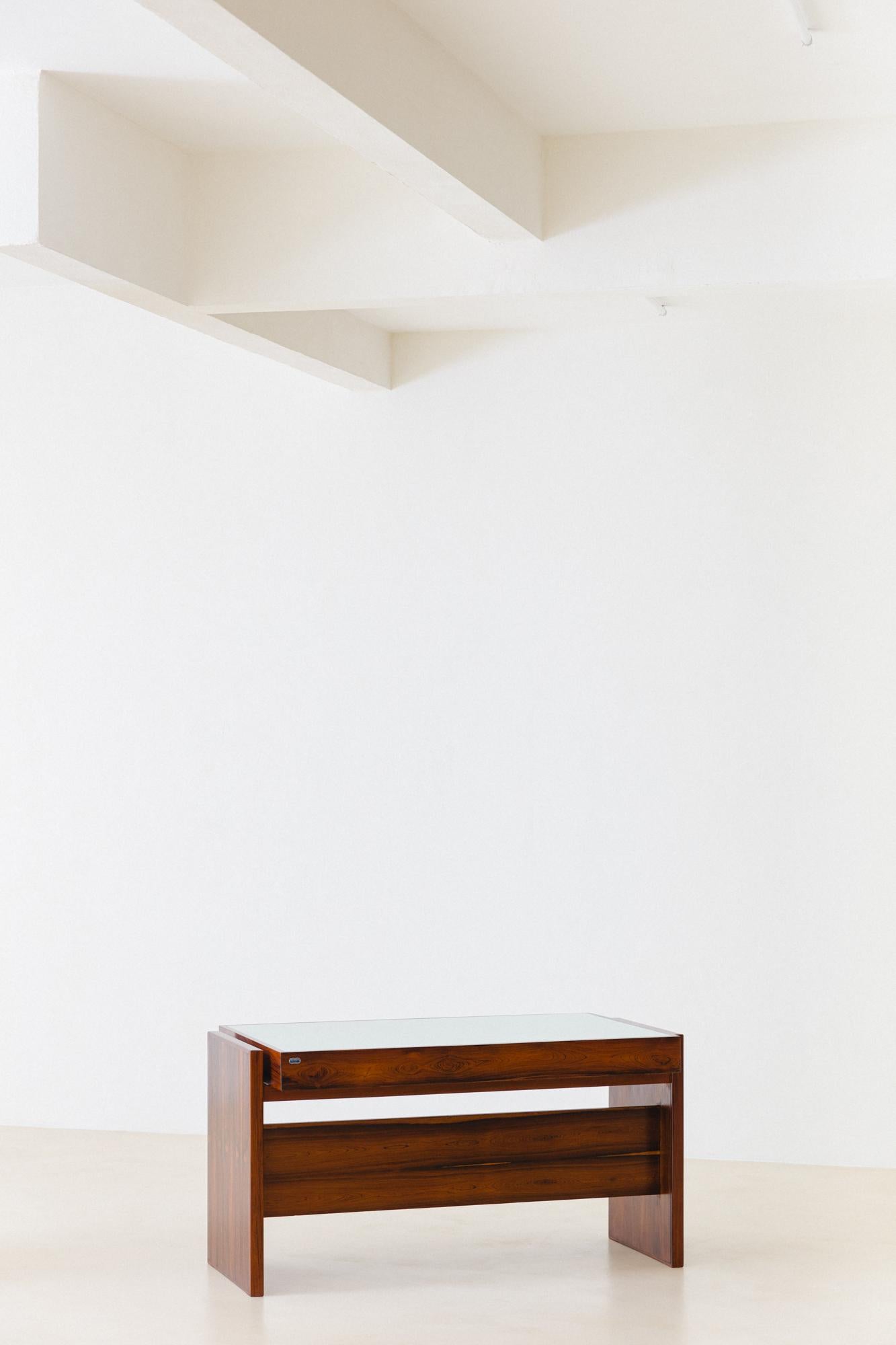 Schreibtisch aus Palisanderholz mit lackierter Glasplatte von Joaquim Tenreiro, Bloch Editors, 1960er Jahre (Moderne der Mitte des Jahrhunderts) im Angebot