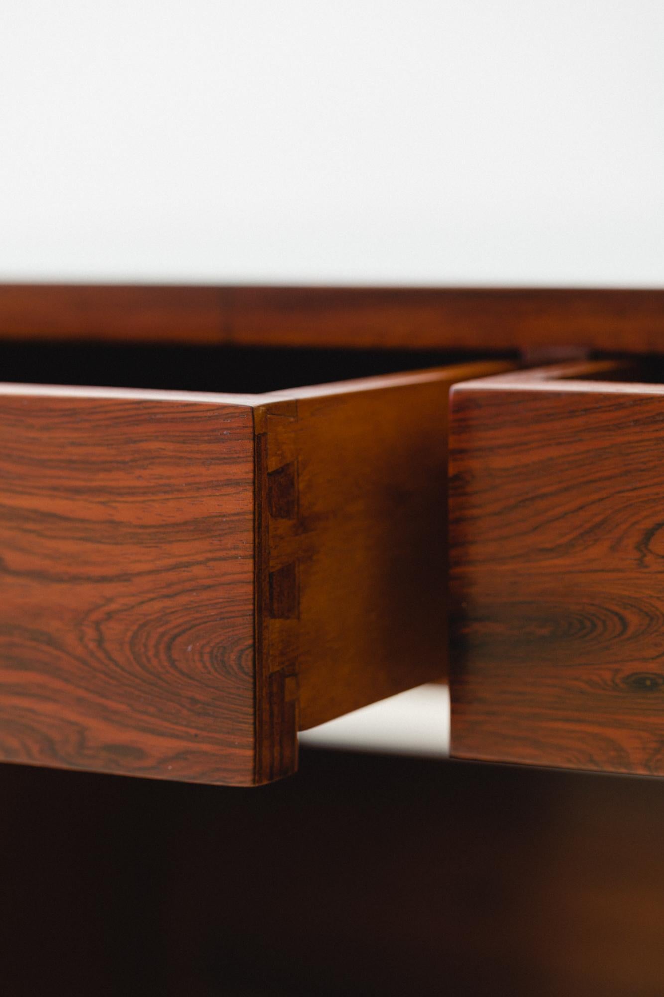 Milieu du XXe siècle Bureau en bois de rose avec plateau en verre peint de Joaquim Tenreiro, éditeurs Bloch, années 1960 en vente