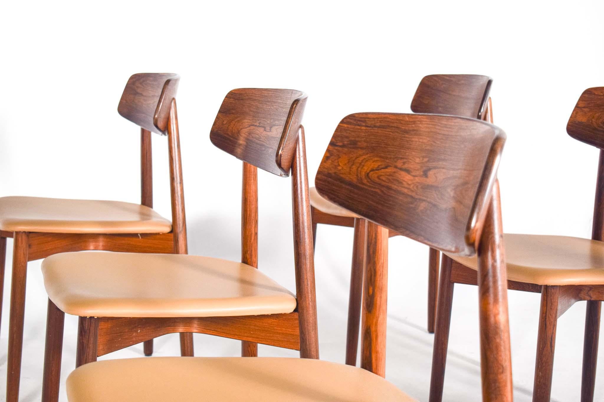 Satz von sechs Esszimmerstühlen, entworfen von Harry Østergaard für Randers Møbelfabrik, Dänemark 1960er Jahre. Sehr elegante Stühle mit geschwungenen Rückenlehnen in schönem Palisanderfurnier. Der Sitz ruht auf einem zierlichen X-förmigen Sockel