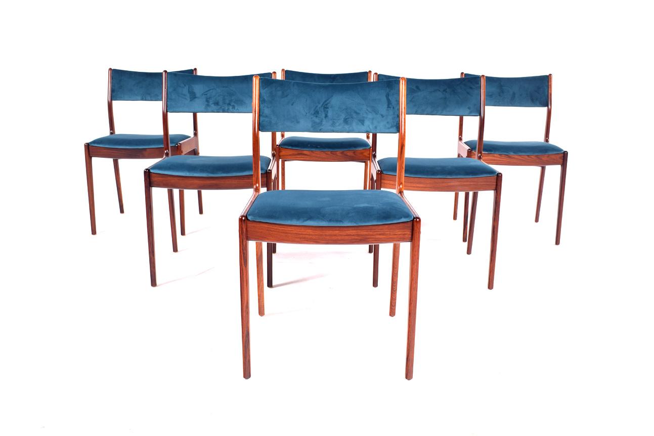 A set of six 1960s Danish modern teak dining chairs by Johannes Andersen, made in Denmark for Uldum Møbelfabrik. Model UM85. A Classic of Danish design. Made of solid rosewood.